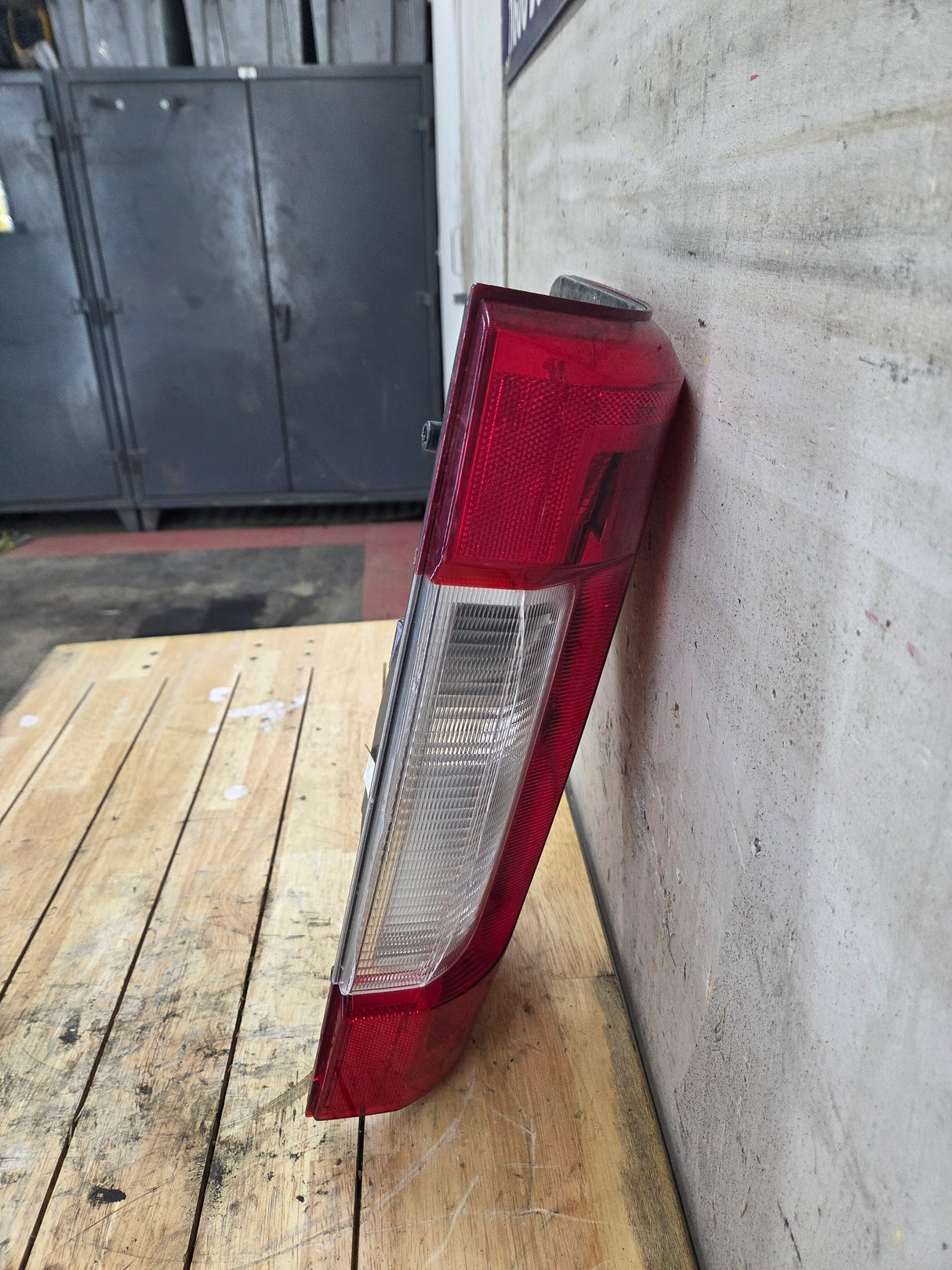 2017-2019 Ford Super Duty F250 F350 F450 F550 RH Passenger Side Tail Light Halogen HC3B-13B504-AD