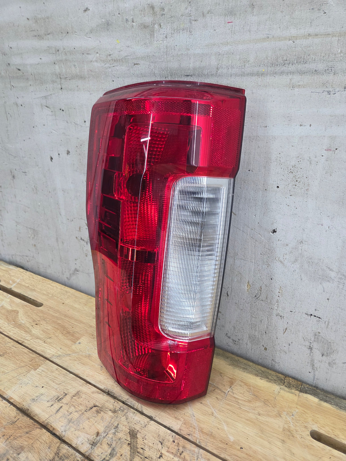 2017-2019 Ford Super Duty F250 F350 F450 F550 LH Driver Side Tail Light Halogen HC3B-13B505-AD