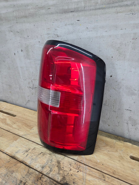 2016-2019 GMC Sierra 1500 2500 3500HD Passenger Side RH Halogen Taillight 84288725