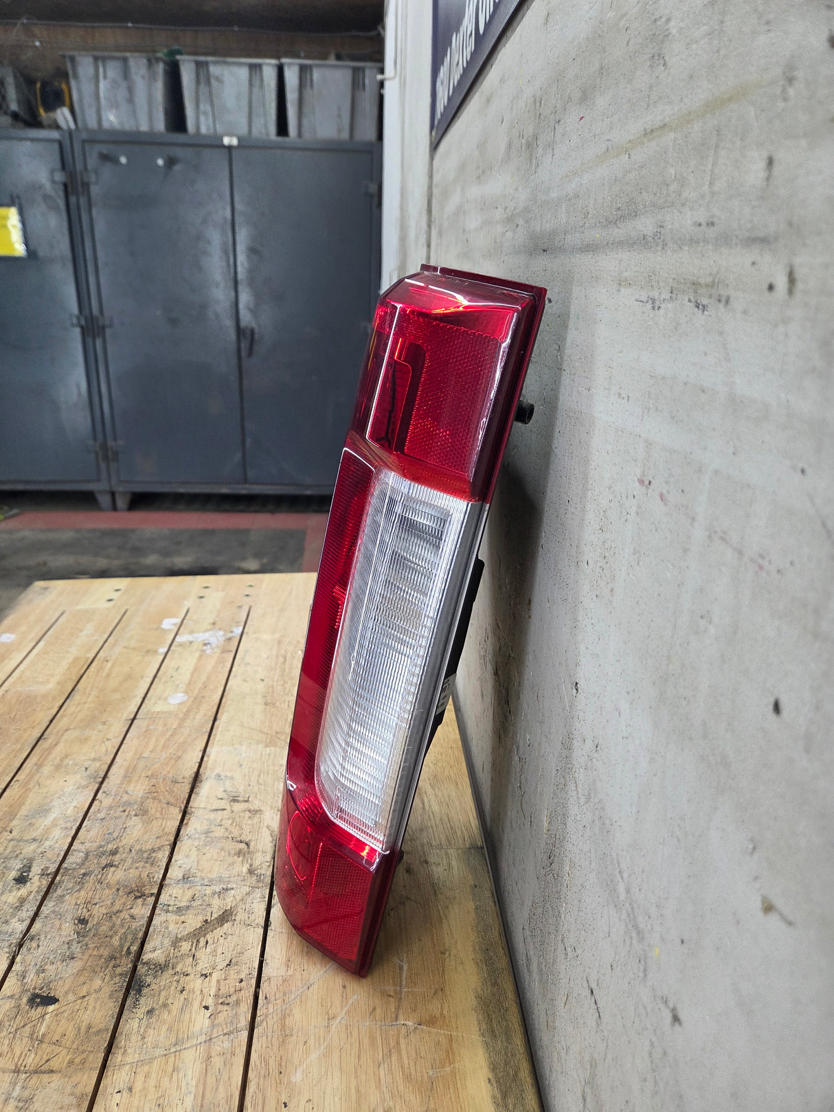 2017-2019 Ford Super Duty F250 F350 F450 F550 LH Driver Side Tail Light Halogen HC3B-13B505-AD