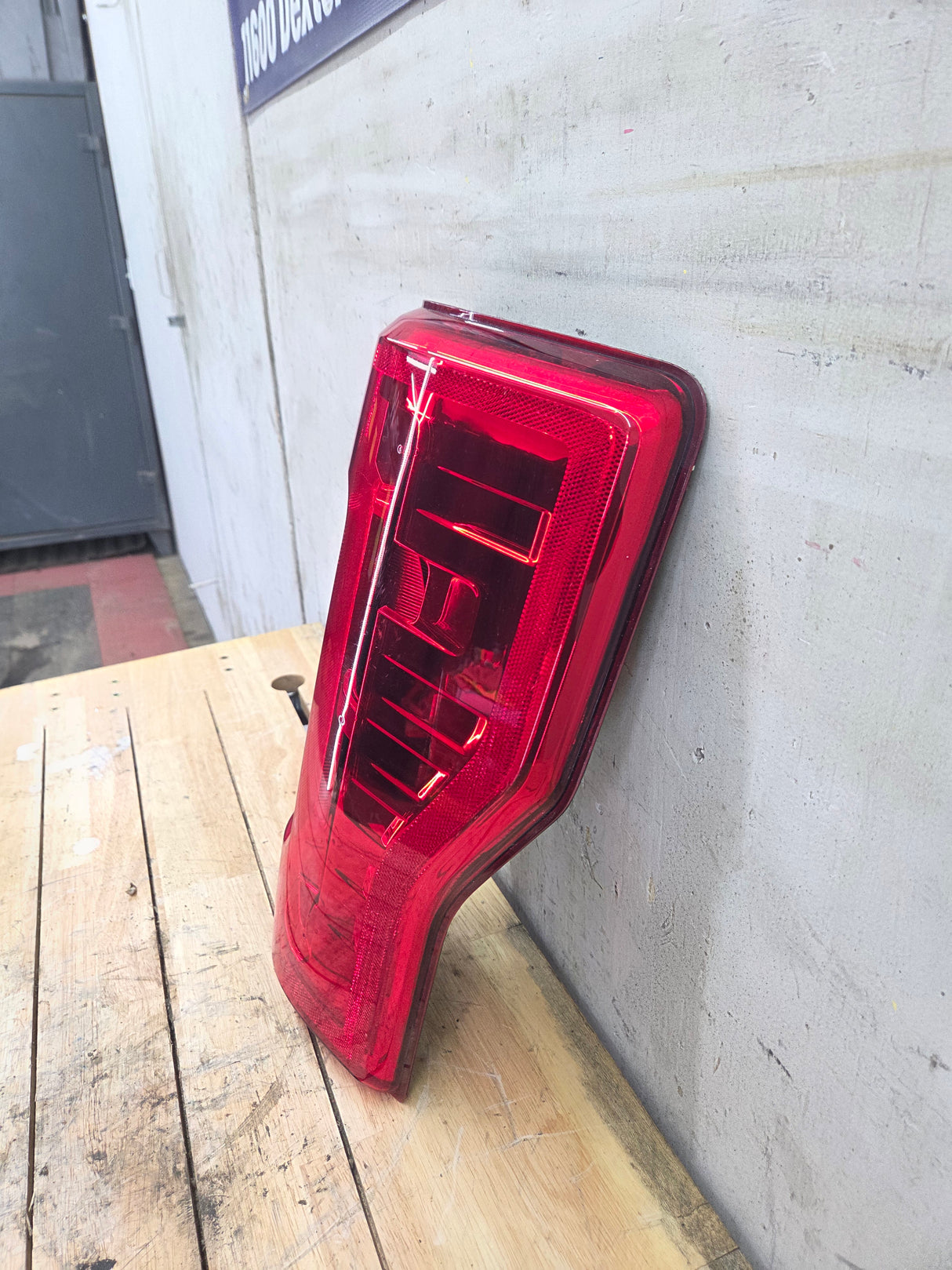 2017-2019 Ford Super Duty F250 F350 F450 F550 RH Passenger Side Tail Light Halogen HC3B-13B504-AD