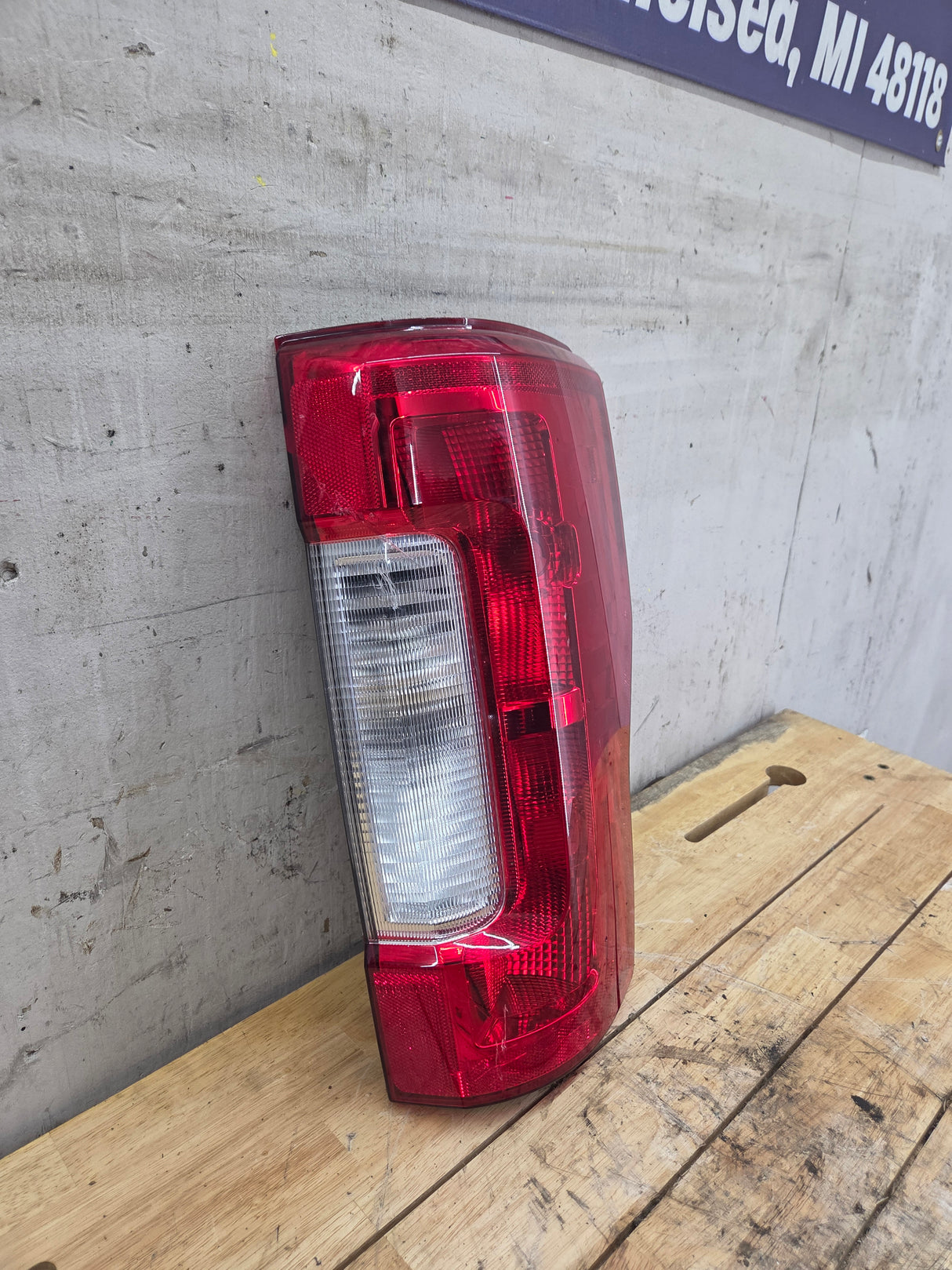 2017-2019 Ford Super Duty F250 F350 F450 F550 RH Passenger Side Tail Light Halogen HC3B-13B504-AD