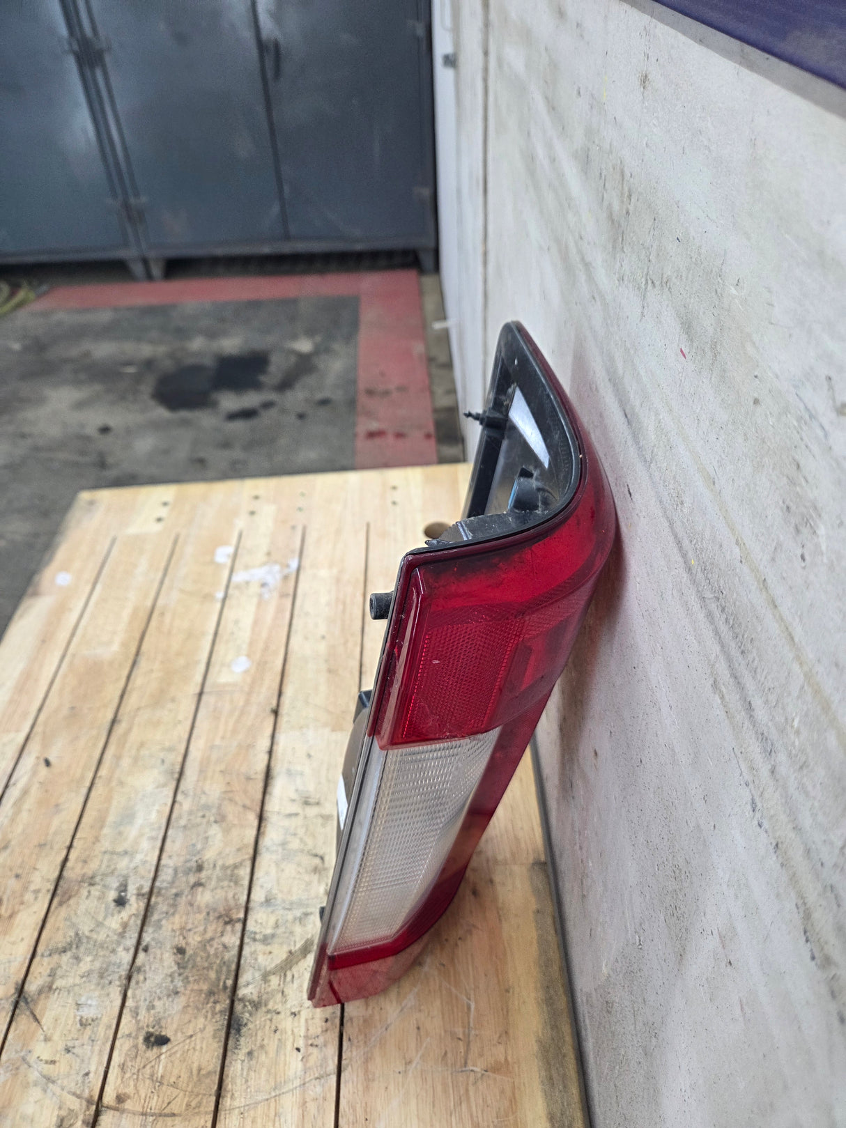 2017-2019 Ford Super Duty F250 F350 F450 F550 RH Passenger Side Tail Light Halogen HC3B-13B504-AD