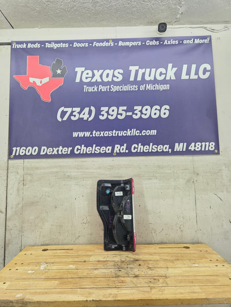 2017-2019 Ford Super Duty F250 F350 F450 F550 RH Passenger Side Tail Light Halogen HC3B-13B504-AD