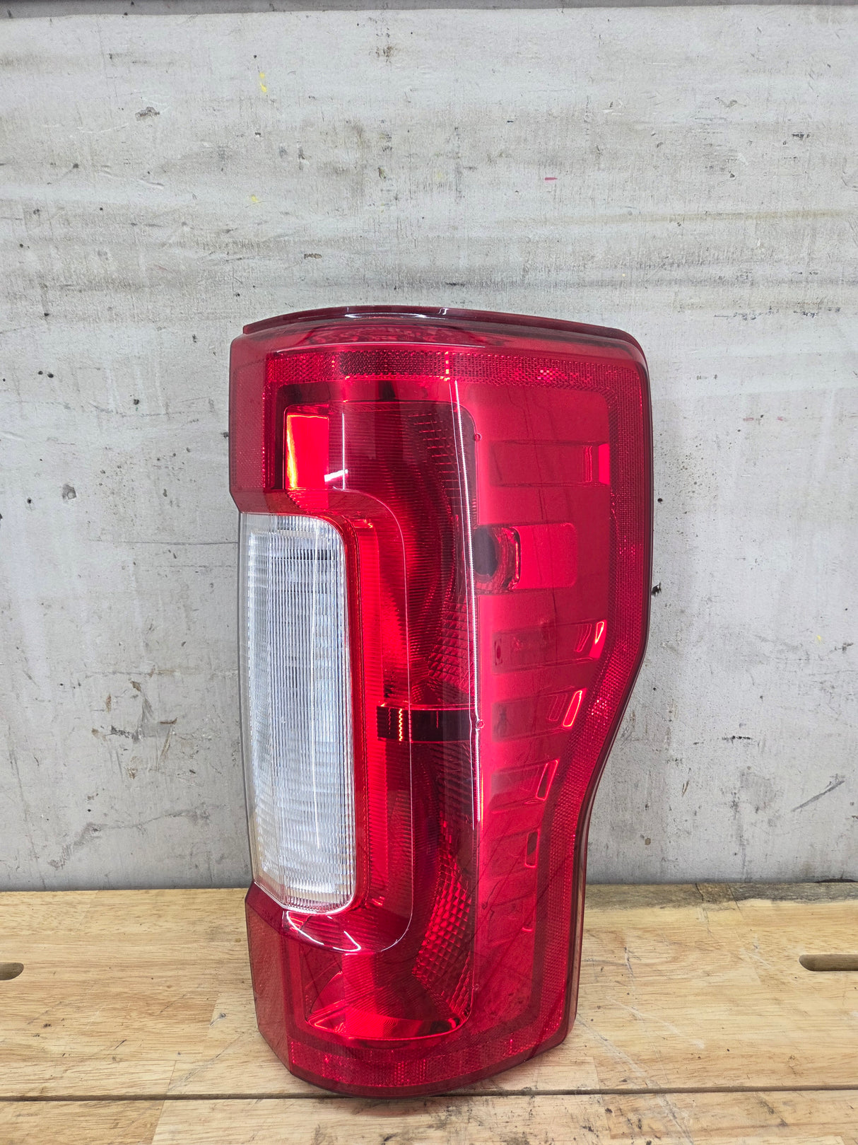 2017-2019 Ford Super Duty F250 F350 F450 F550 RH Passenger Side Tail Light Halogen HC3B-13B504-AD