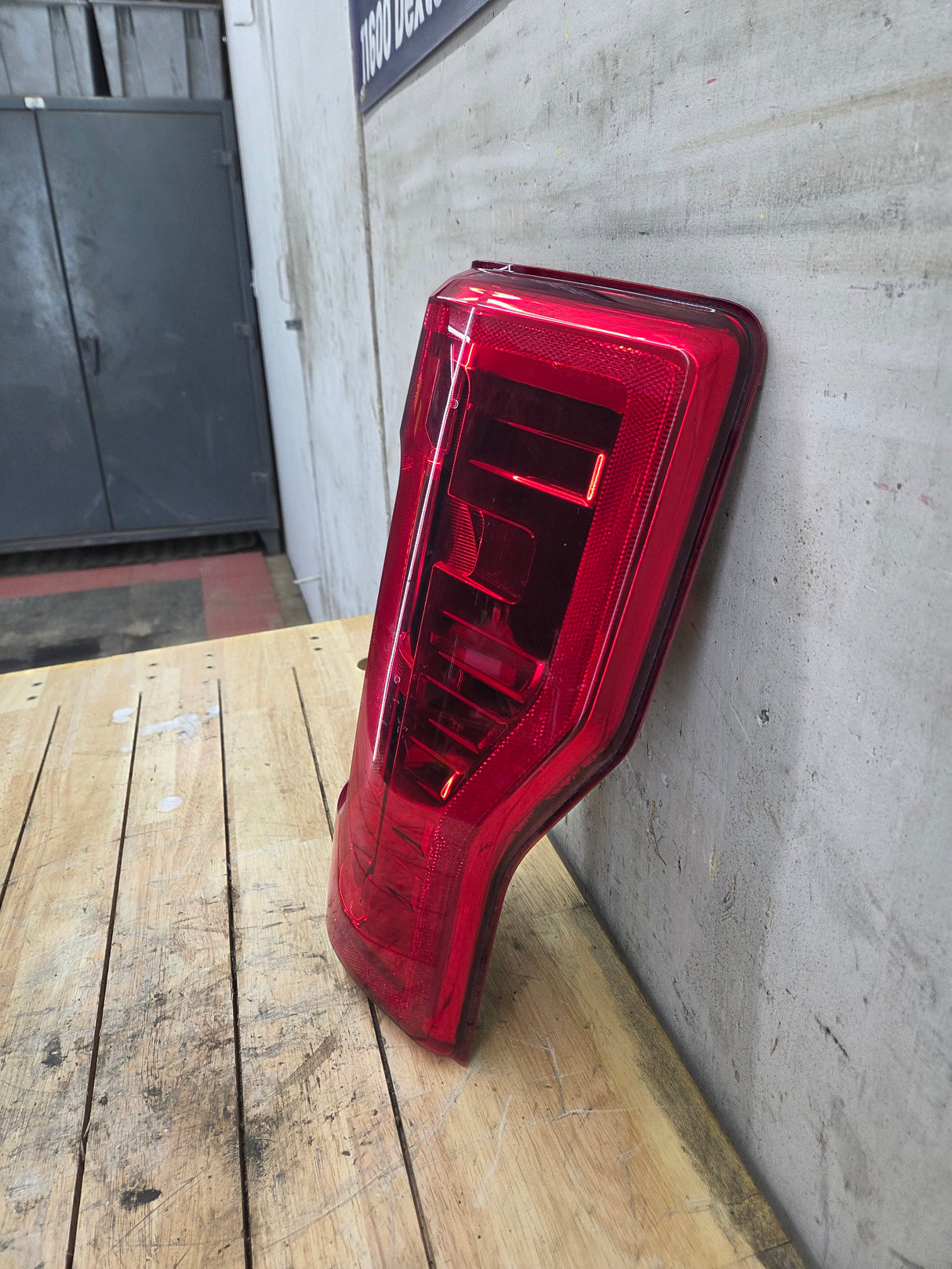 2017-2019 Ford Super Duty F250 F350 F450 F550 RH Passenger Side Tail Light Halogen HC3B-13B504-AD