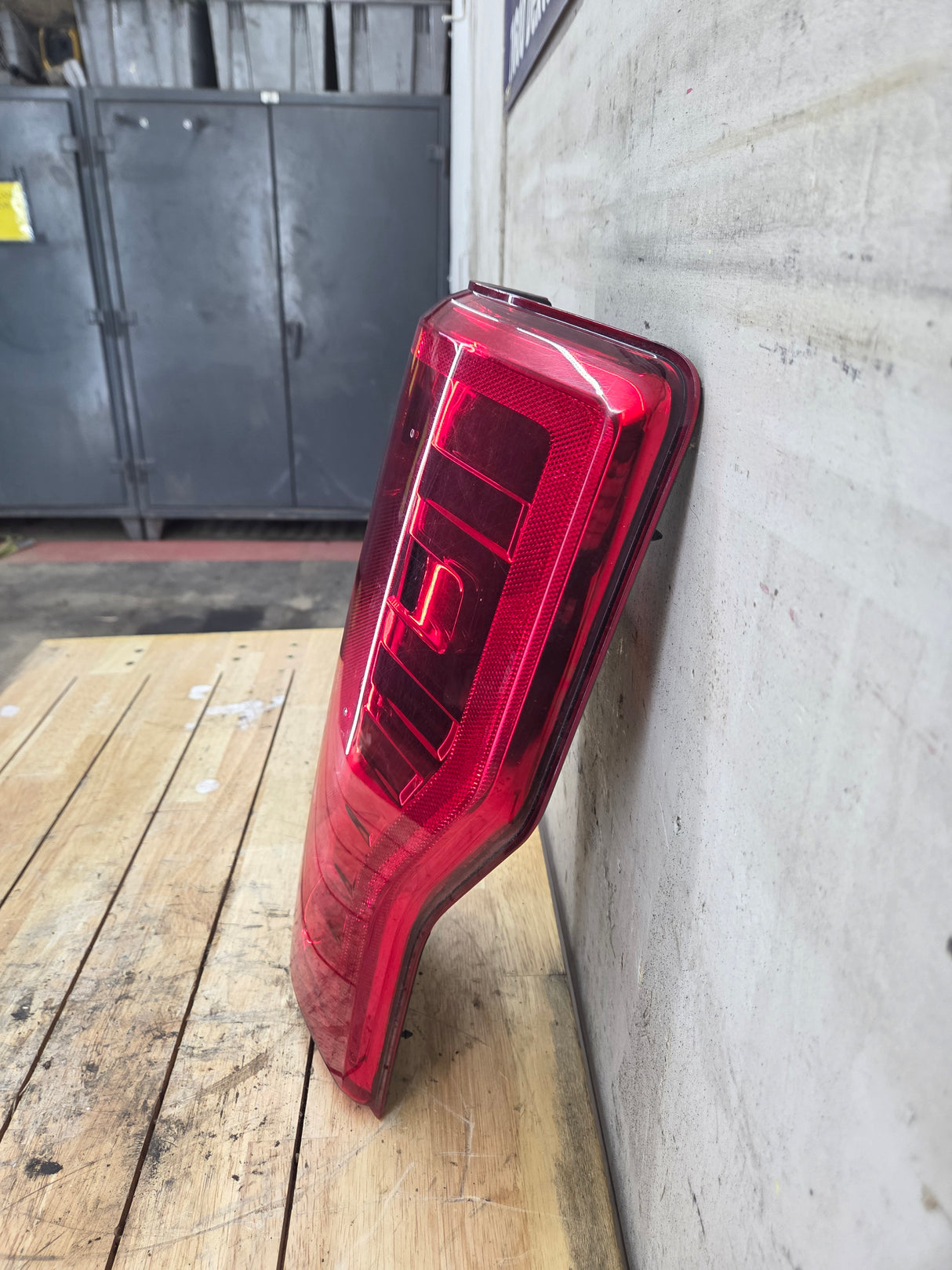 2017-2019 Ford Super Duty F250 F350 F450 F550 RH Passenger Side Tail Light Halogen HC3B-13B504-AD