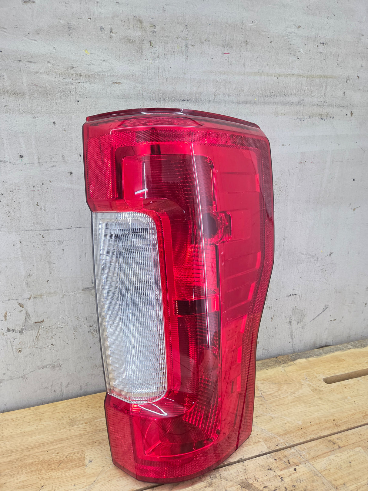 2017-2019 Ford Super Duty F250 F350 F450 F550 RH Passenger Side Tail Light Halogen HC3B-13B504-AD