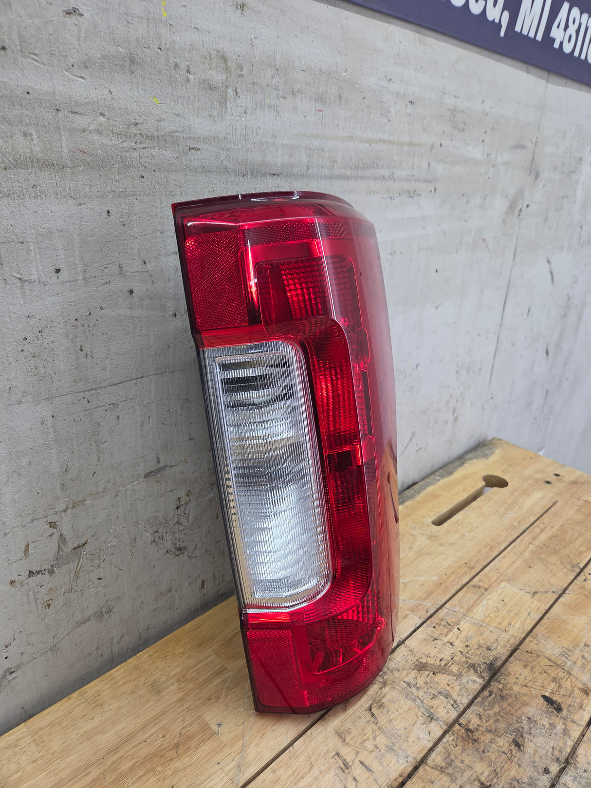 2017-2019 Ford Super Duty F250 F350 F450 F550 RH Passenger Side Tail Light Halogen HC3B-13B504-AD