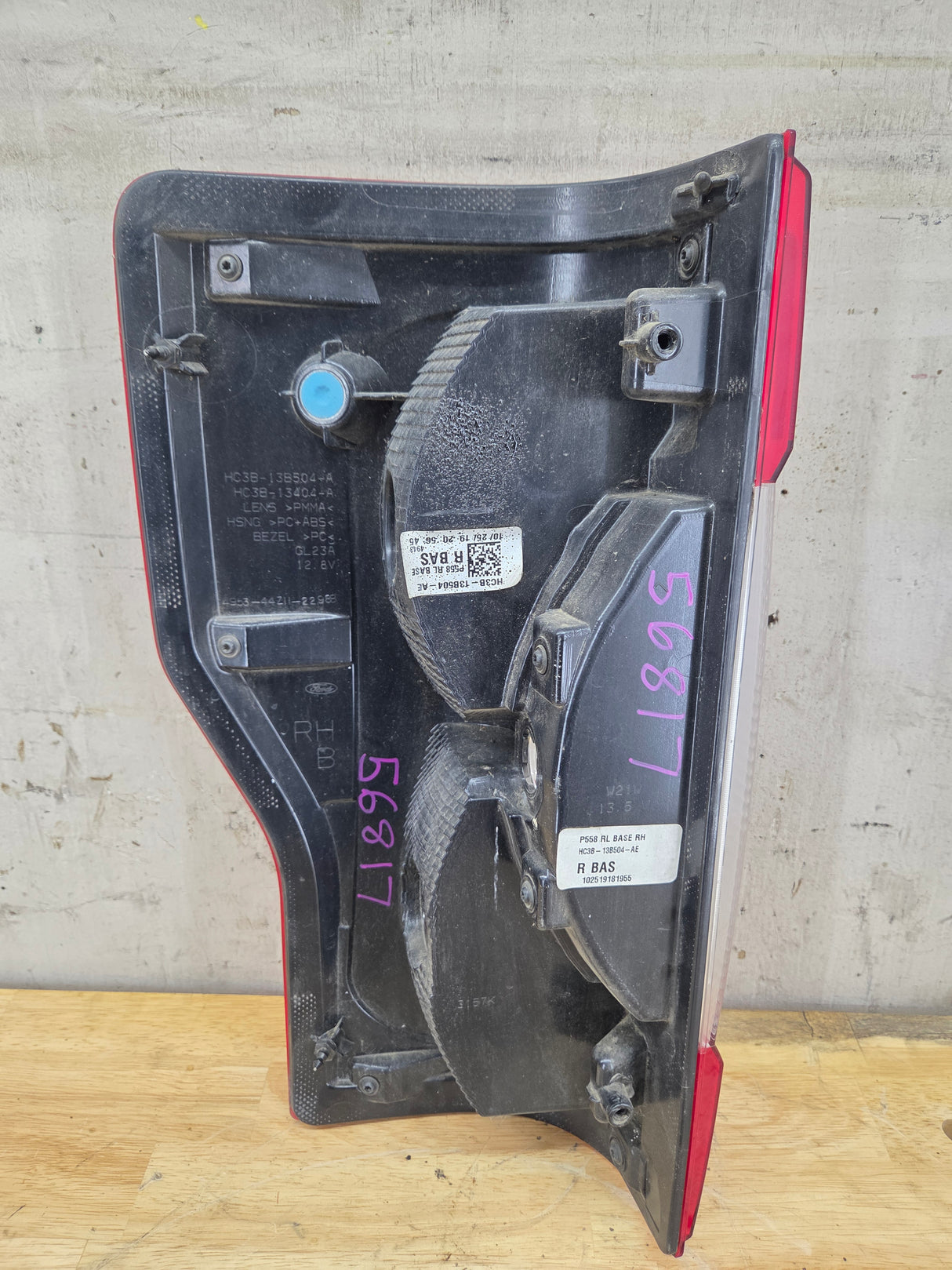 2017-2019 Ford Super Duty F250 F350 F450 F550 RH Passenger Side Tail Light Halogen HC3B-13B504-AD