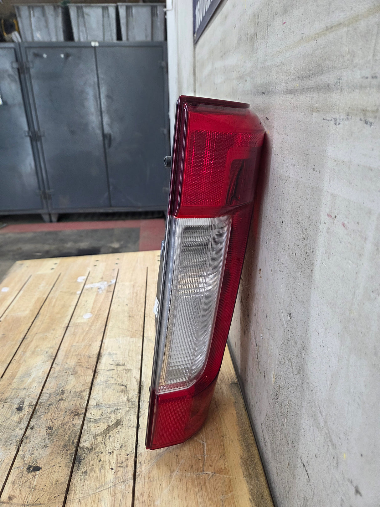 2017-2019 Ford Super Duty F250 F350 F450 F550 RH Passenger Side Tail Light Halogen HC3B-13B504-AD