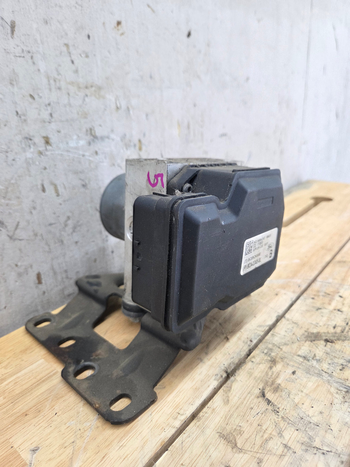 2011-2012 Ford Super Duty F250 F350 ABS Pump Module Control Assembly - BC34-2C405-BL
