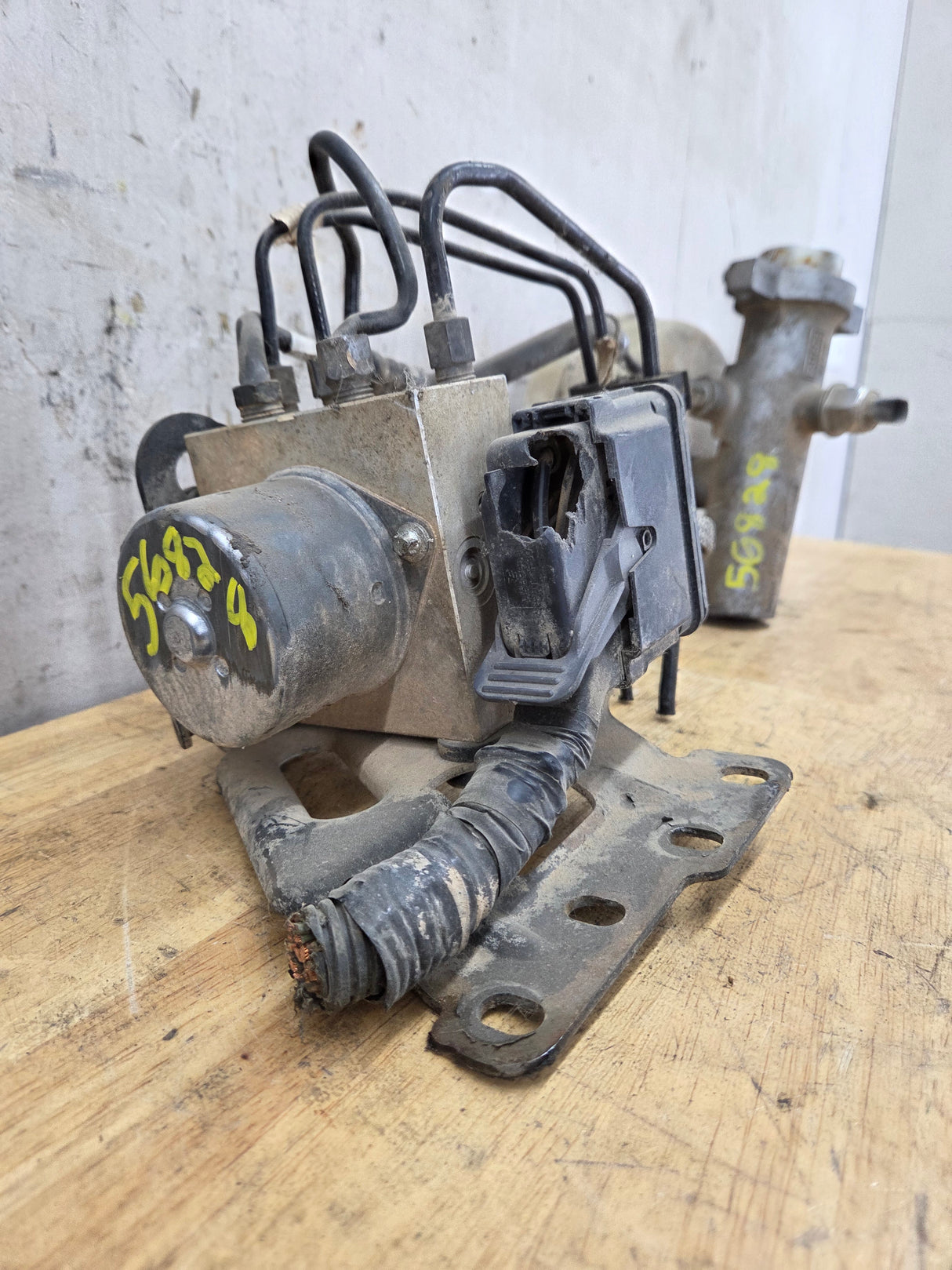 2012 Ford Super Duty F250 F250 ABS Pump Module Control Assembly - BC34-2C346-AH