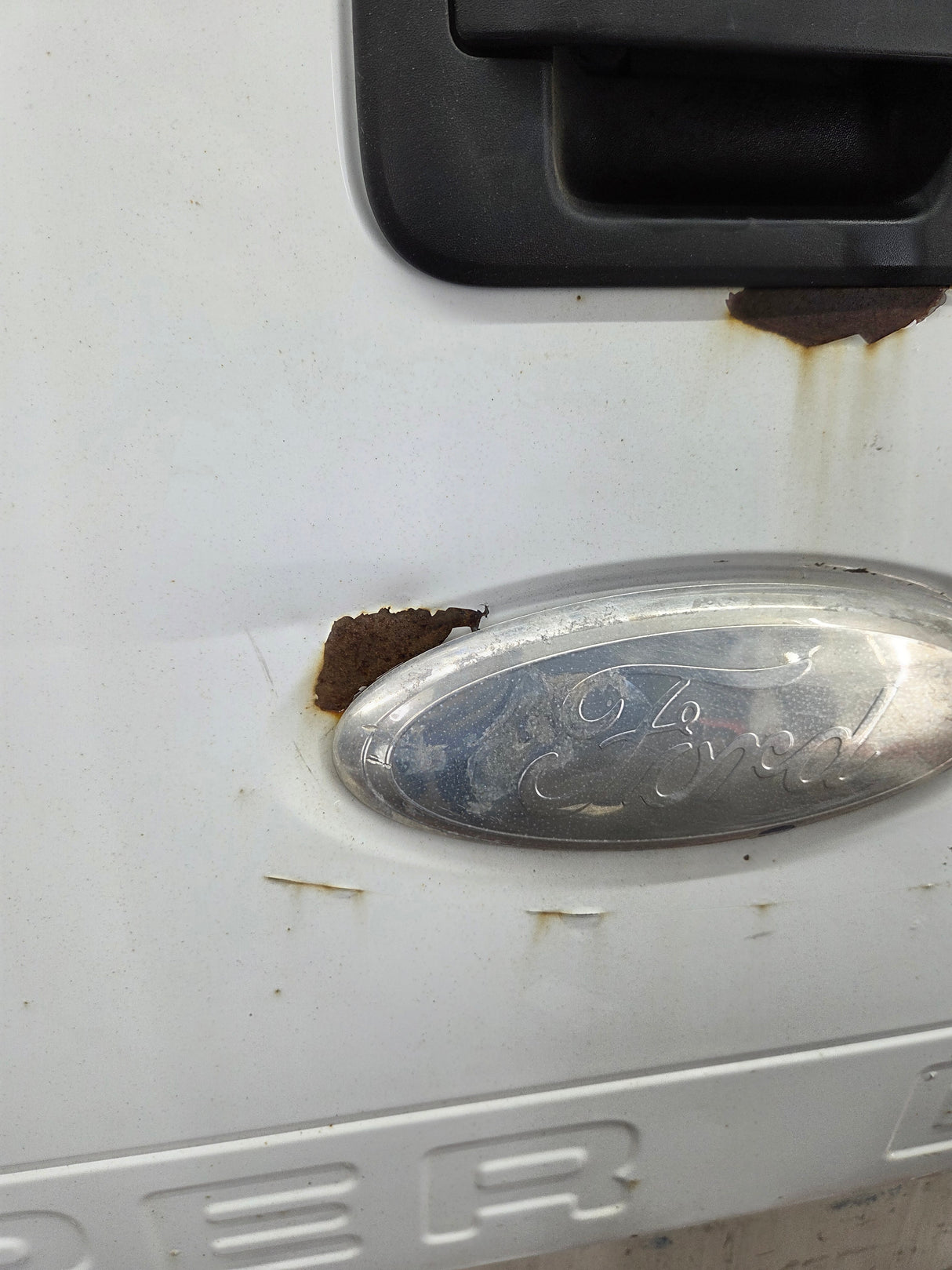 2008-2016 Ford Super Duty Tailgate F250 F350 F450 F550 - Oxford White