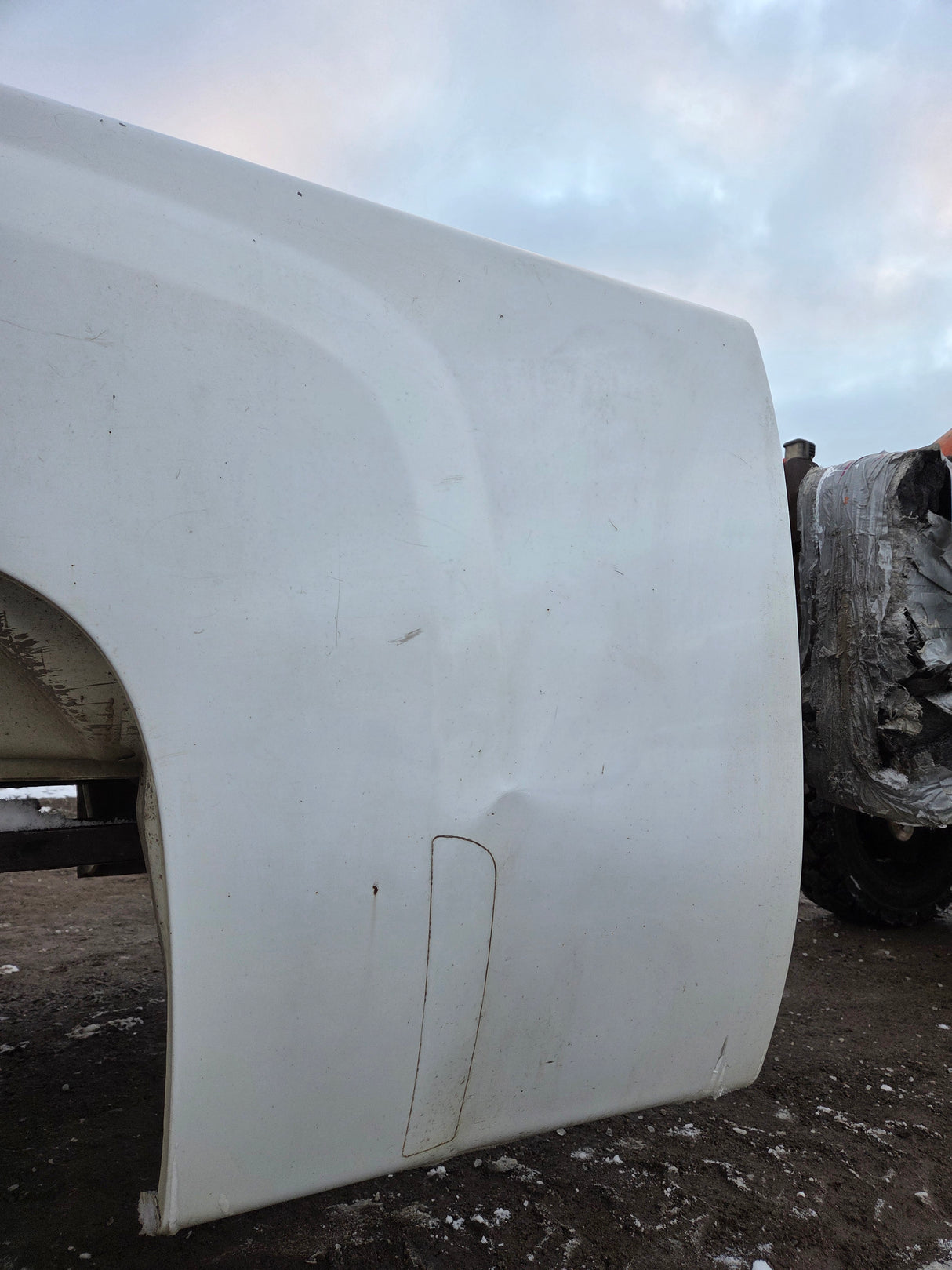 2007-2013 Chevrolet Silverado 1500 2500 3500 HD 6' 6" Short Truck Bed - Summit White