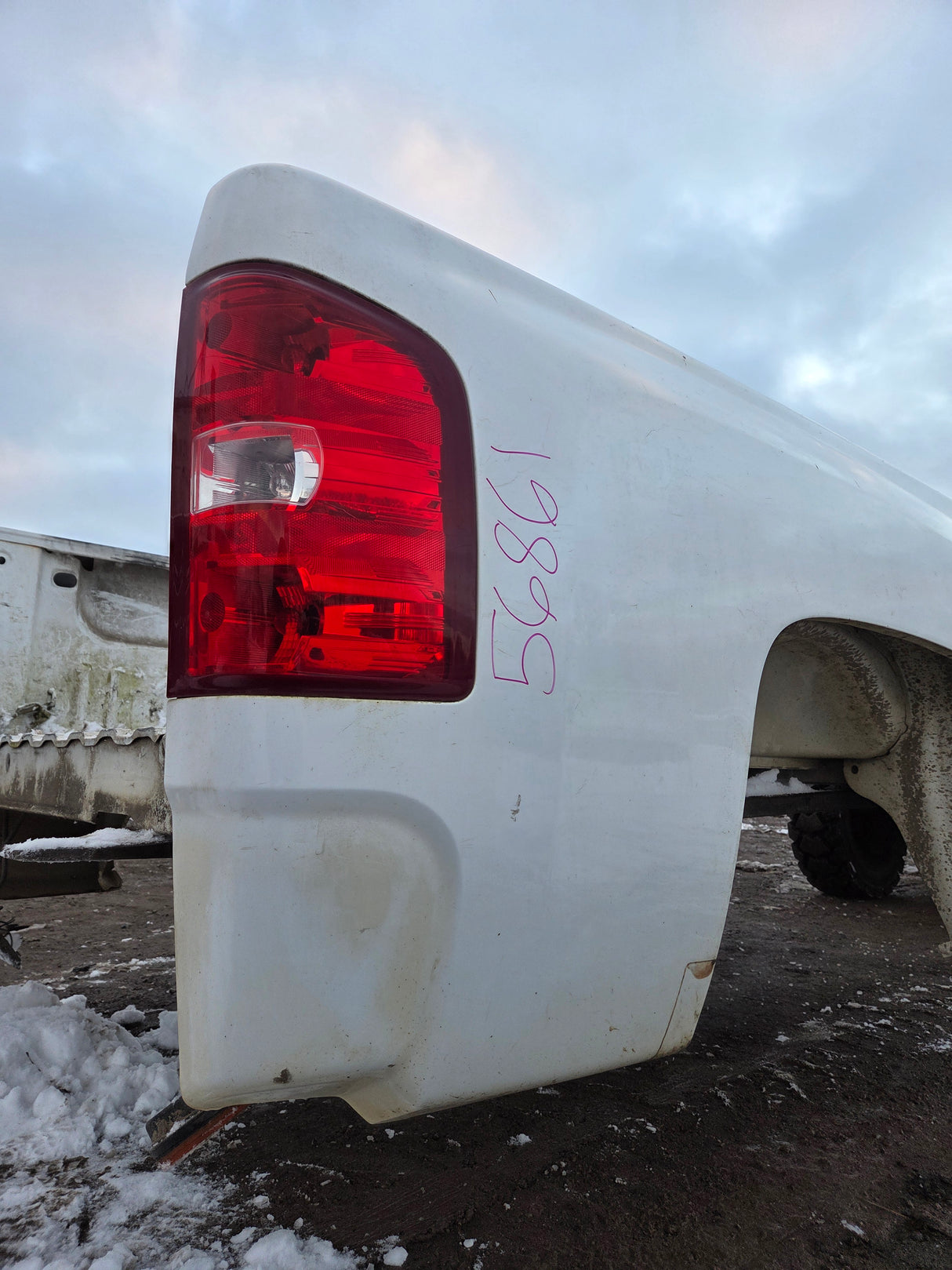 2007-2013 Chevrolet Silverado 1500 2500 3500 HD 6' 6" Short Truck Bed - Summit White