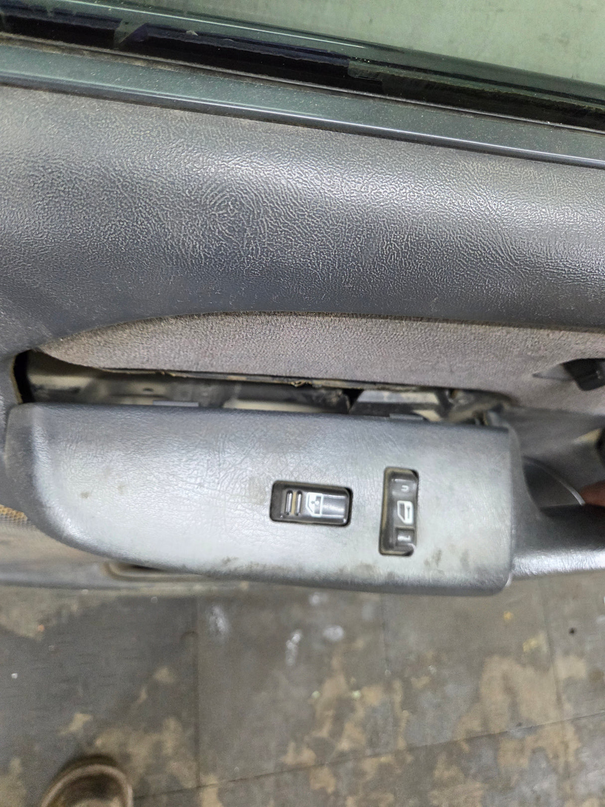 1999-2006 Chevrolet Silverado / GMC Sierra 1500 2500 3500 HD Front Passenger side Door RH