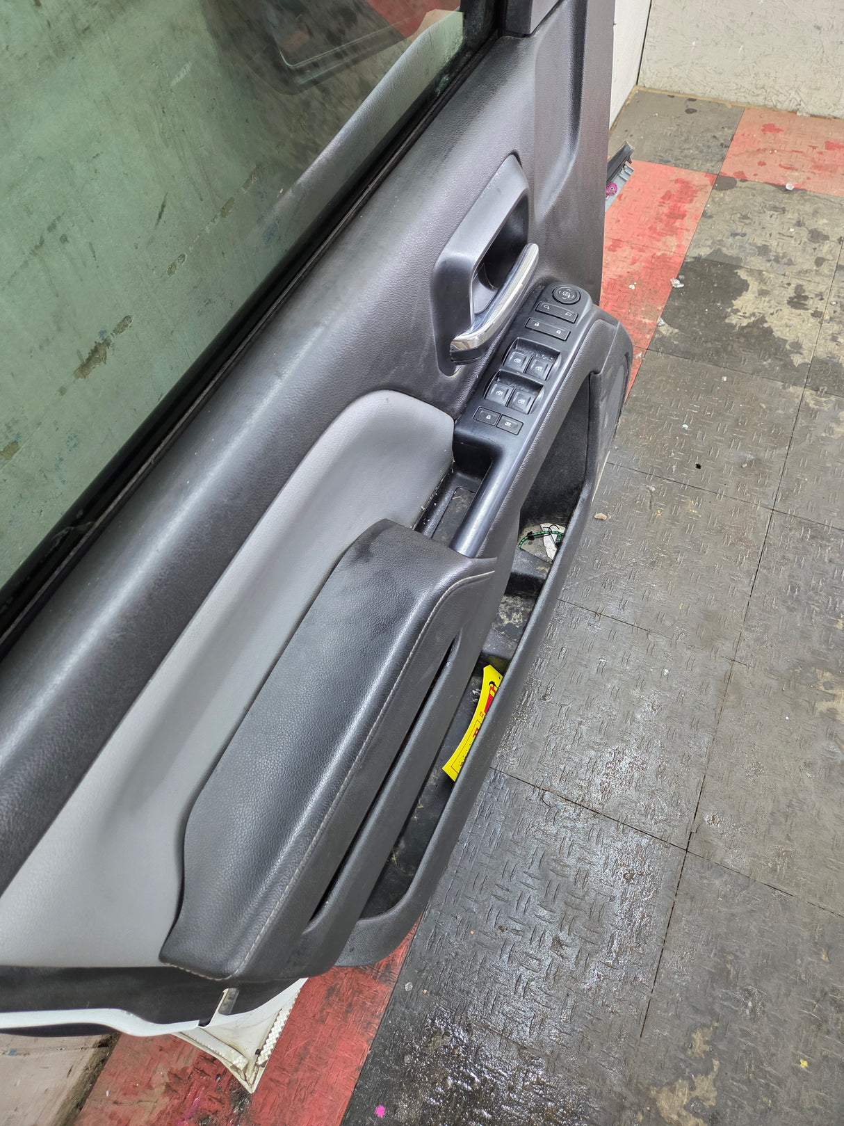 2014-2019 Chevrolet Silverado / GMC Sierra LH Front Driver Side Crew Cab Door 1500 25000 3500 HD