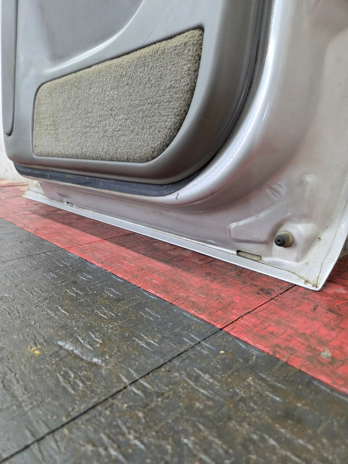 1999-2006 Chevrolet Silverado / GMC Sierra 1500 2500 3500 HD Rear Passenger side Crew Cab rear door RH - Fine Silver Birch Metallic