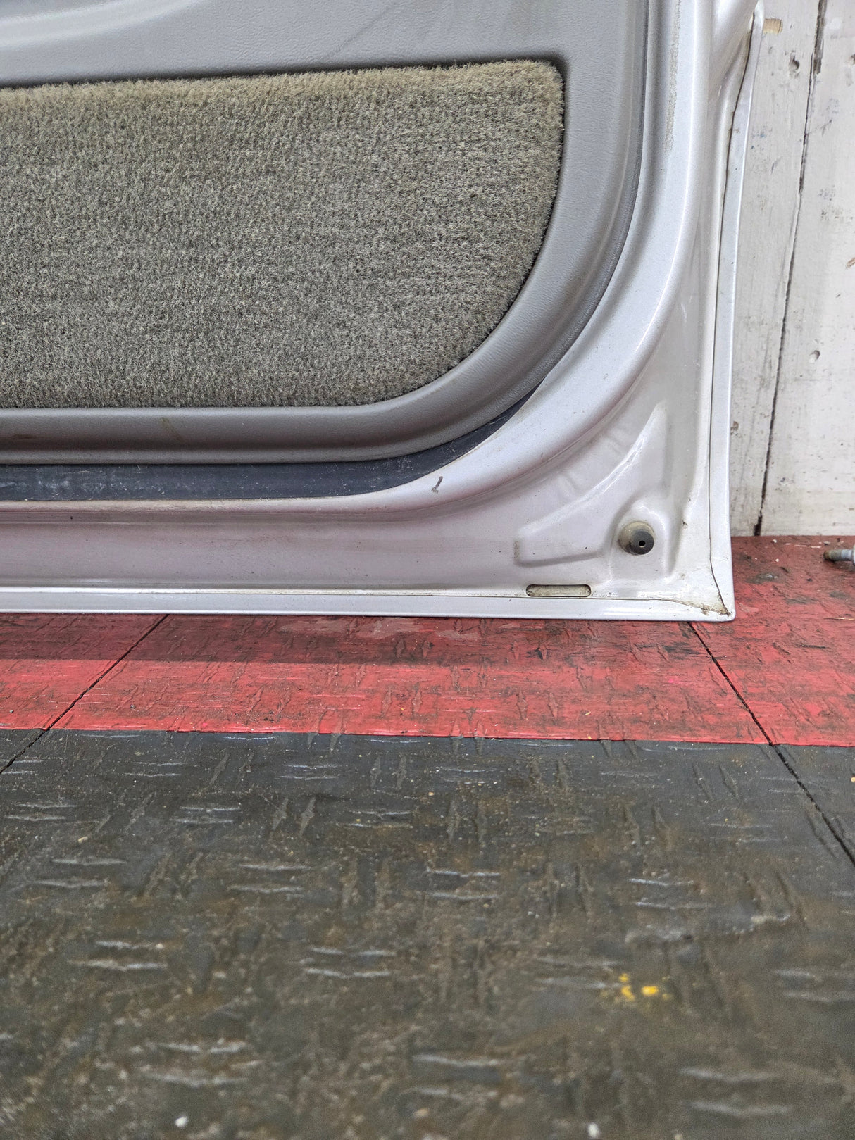 1999-2006 Chevrolet Silverado / GMC Sierra 1500 2500 3500 HD Rear Passenger side Crew Cab rear door RH - Fine Silver Birch Metallic