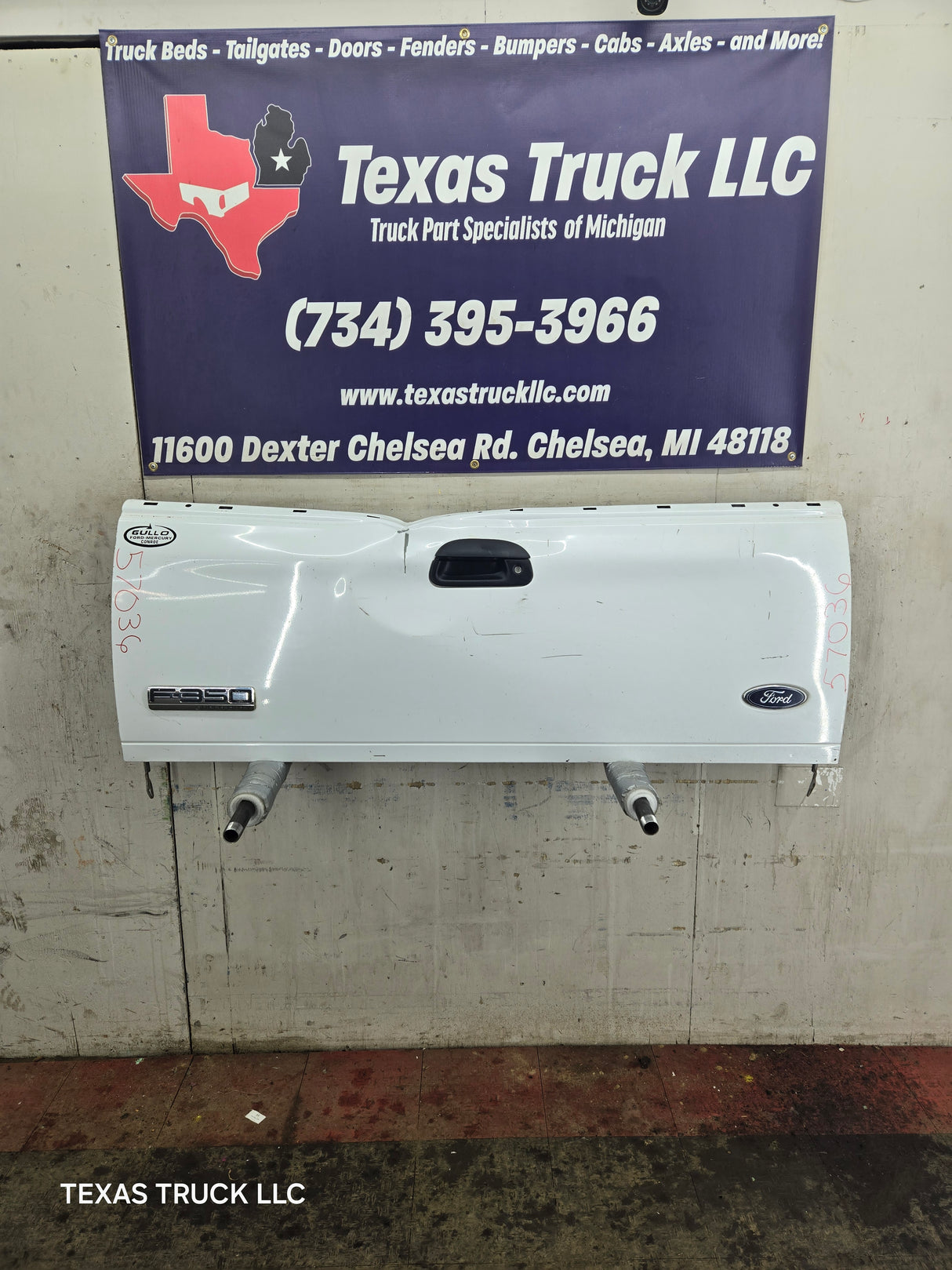 1997-2003 F150 / 1999-2007 Ford F250 F350 F450 F550 Super Duty Tailgate - White