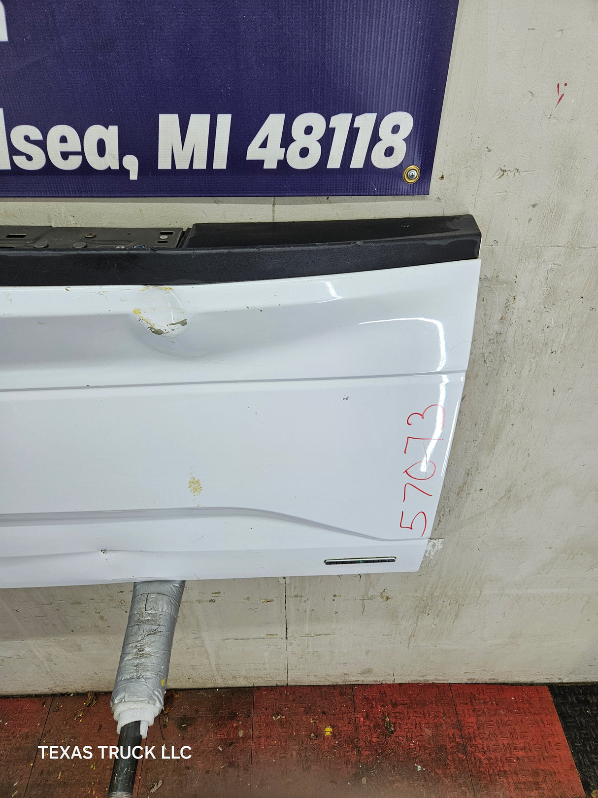 2015-2017 Ford F150 Tailgate W/Step - Oxford White