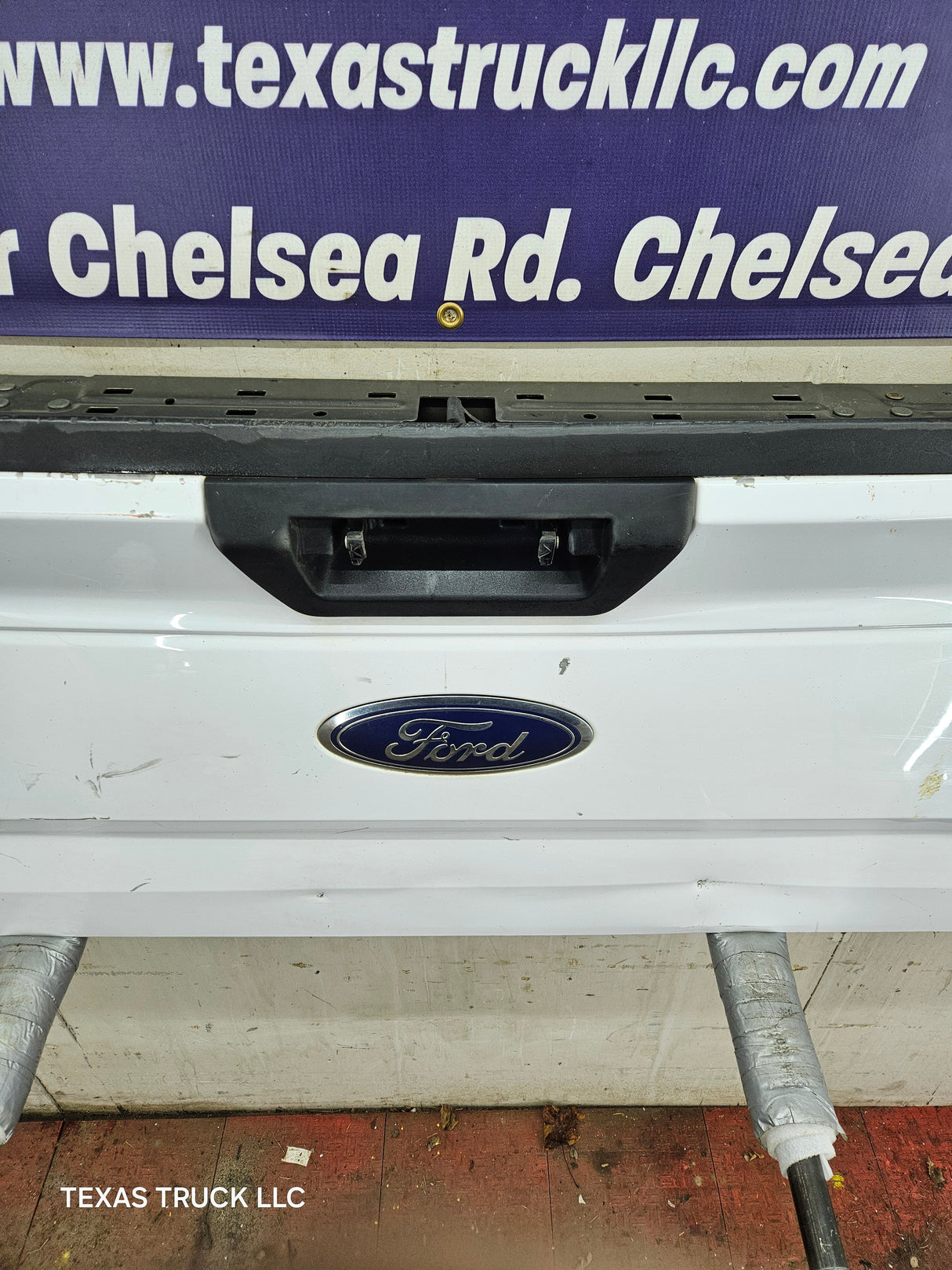 2015-2017 Ford F150 Tailgate W/Step - Oxford White