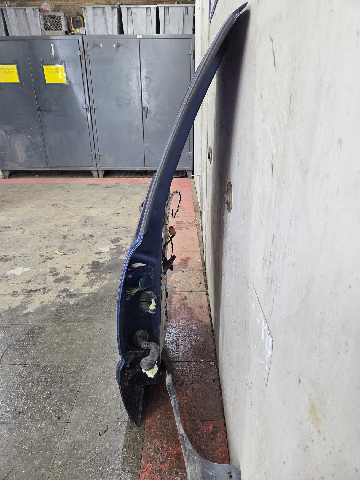 2001-2006 Chevrolet Tahoe / GMC Yukon 1500 2500HD Rear Passenger side rear door RH