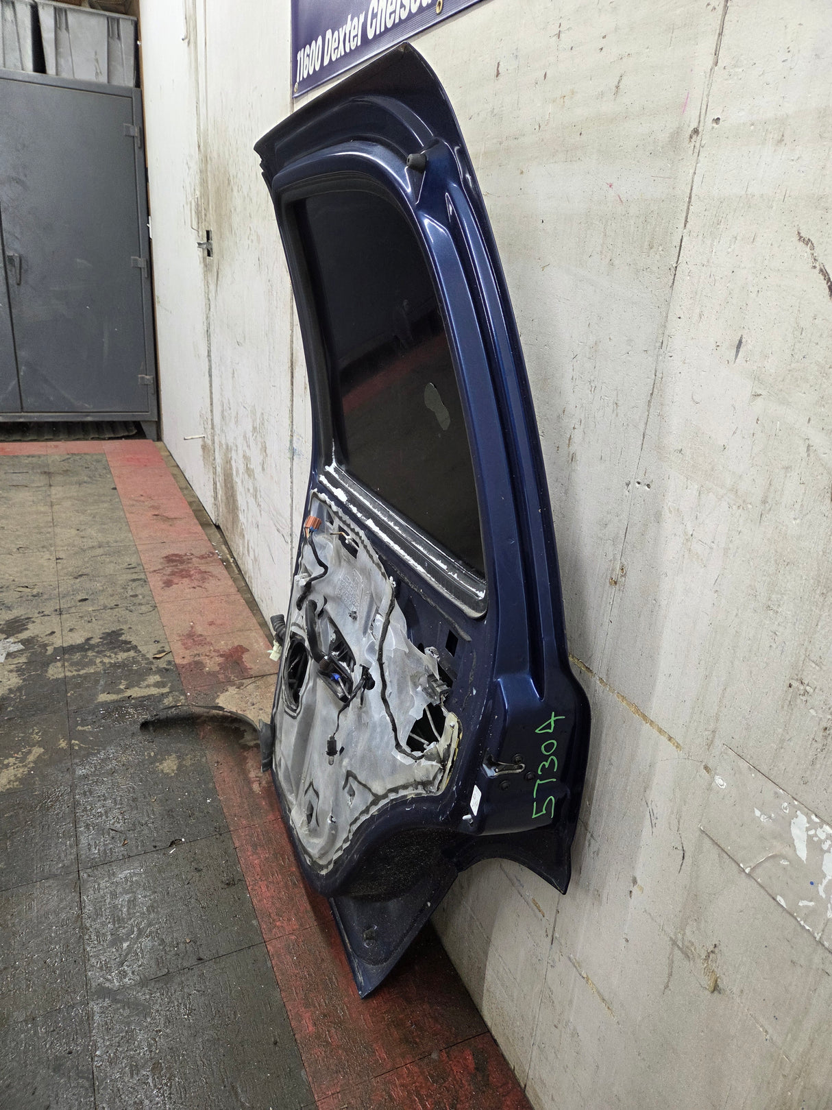 2001-2006 Chevrolet Tahoe / GMC Yukon 1500 2500HD Rear Passenger side rear door RH