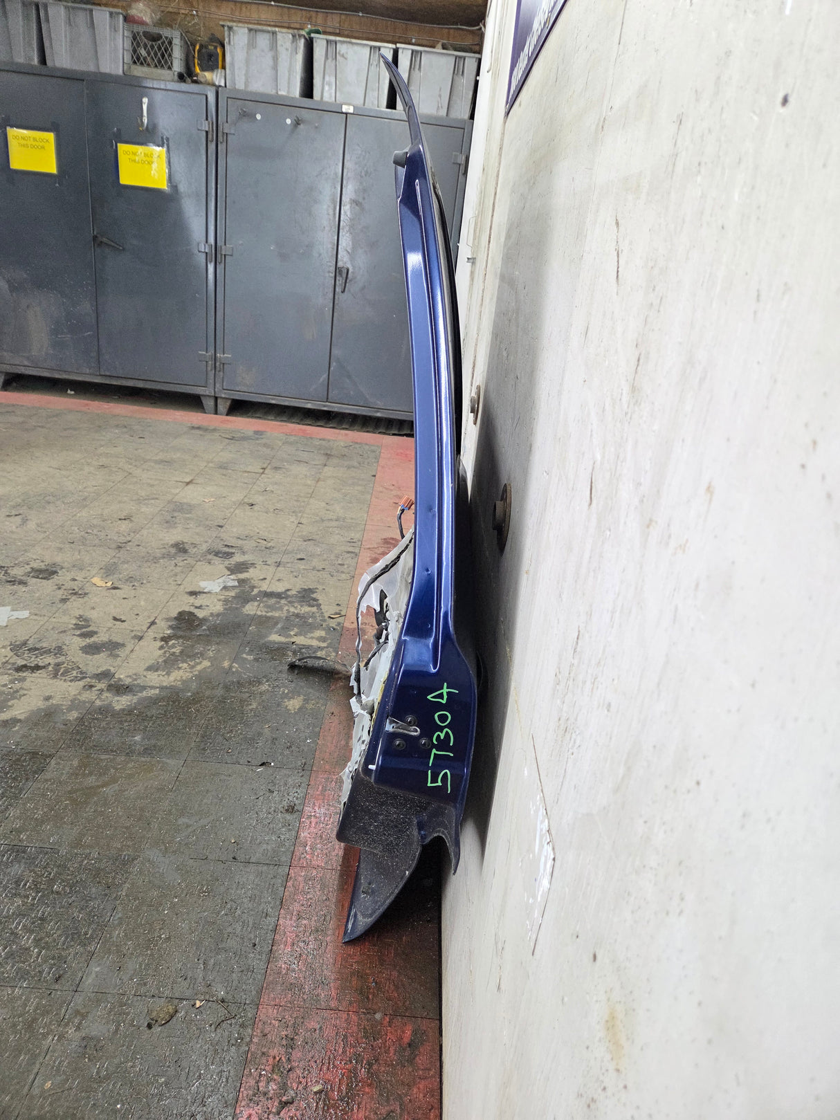 2001-2006 Chevrolet Tahoe / GMC Yukon 1500 2500HD Rear Passenger side rear door RH