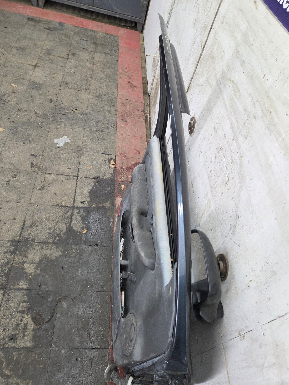 1999-2006 Chevrolet Silverado / GMC Sierra 1500 2500 3500 HD Front Driver Side Door LH