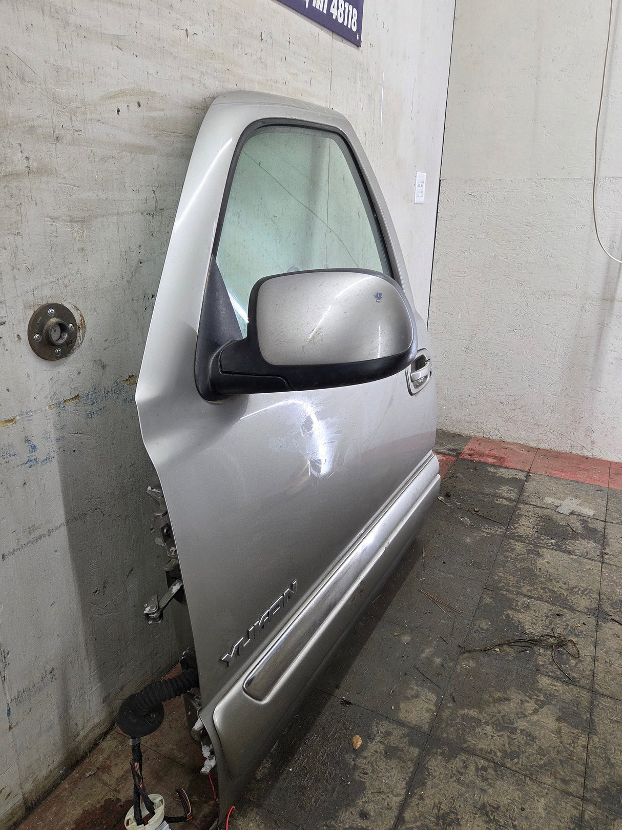 1999-2006 Chevrolet Silverado / GMC Sierra 1500 2500 3500 HD Front Driver Side Door LH