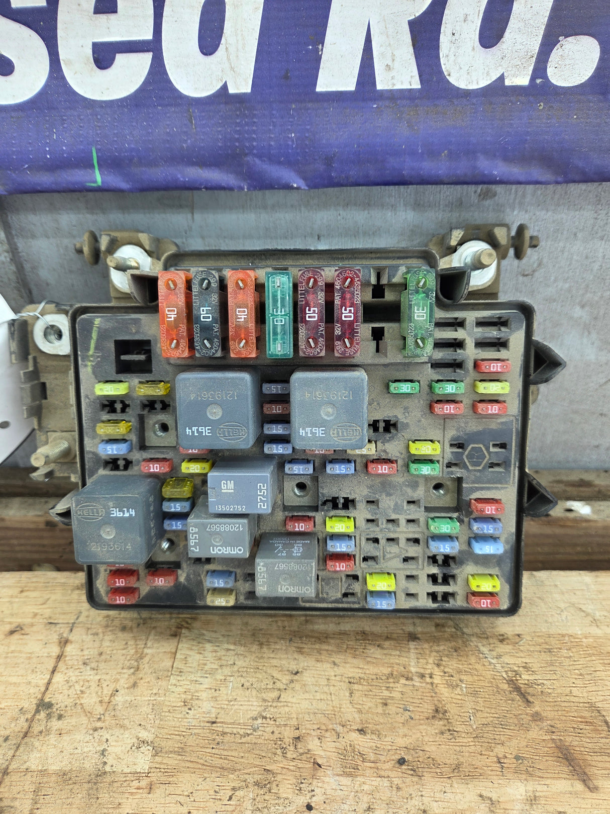 1999-2002 Chevrolet Silverado / GMC Sierra 1500 250 3500 Engine Bay Fuse Box