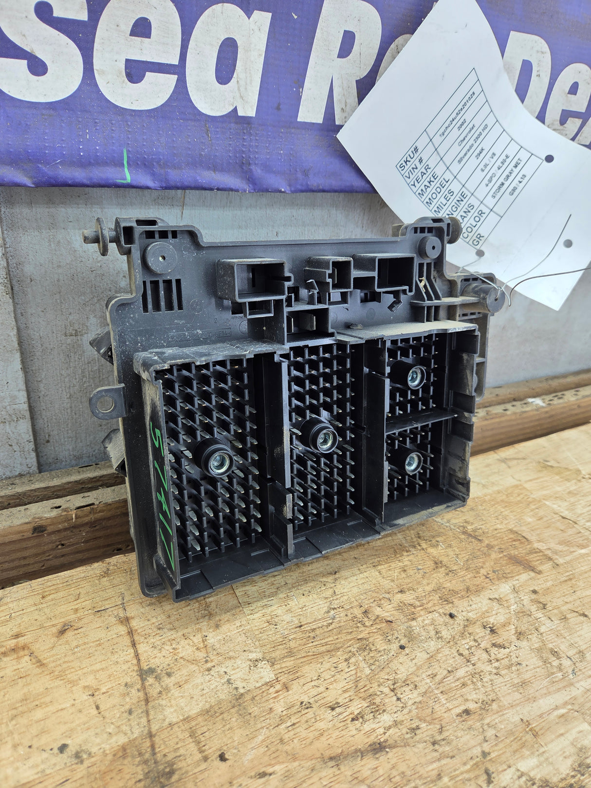 1999-2002 Chevrolet Silverado / GMC Sierra 1500 250 3500 Engine Bay Fuse Box