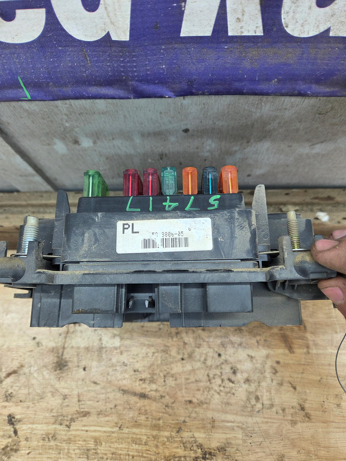 1999-2002 Chevrolet Silverado / GMC Sierra 1500 250 3500 Engine Bay Fuse Box