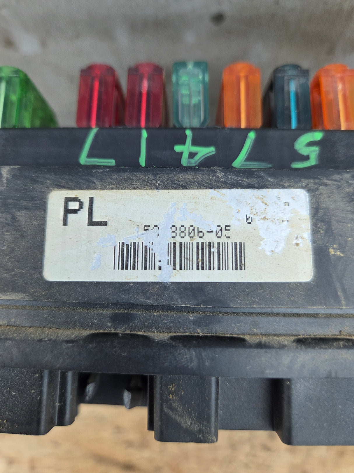 1999-2002 Chevrolet Silverado / GMC Sierra 1500 250 3500 Engine Bay Fuse Box