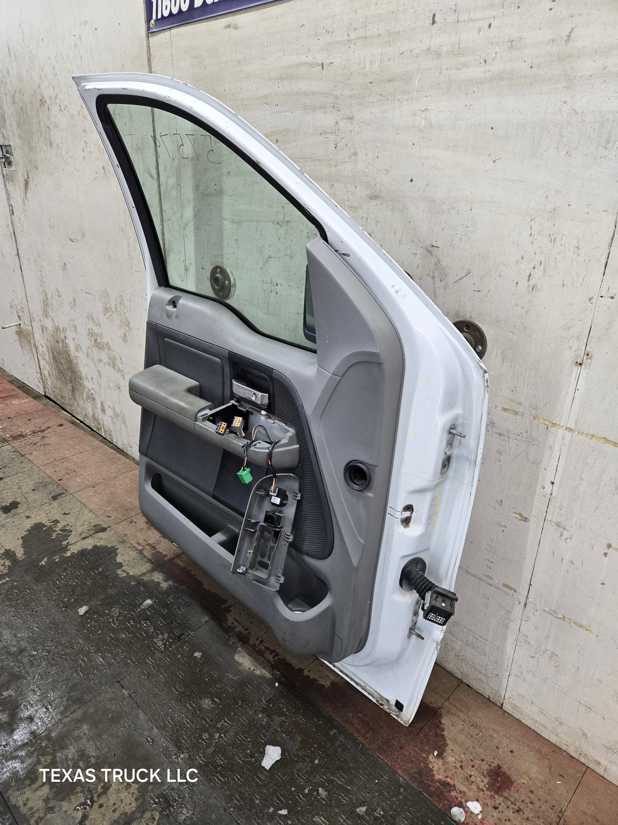2004-2008 Ford F150 LH Driver Front CREW Cab Door