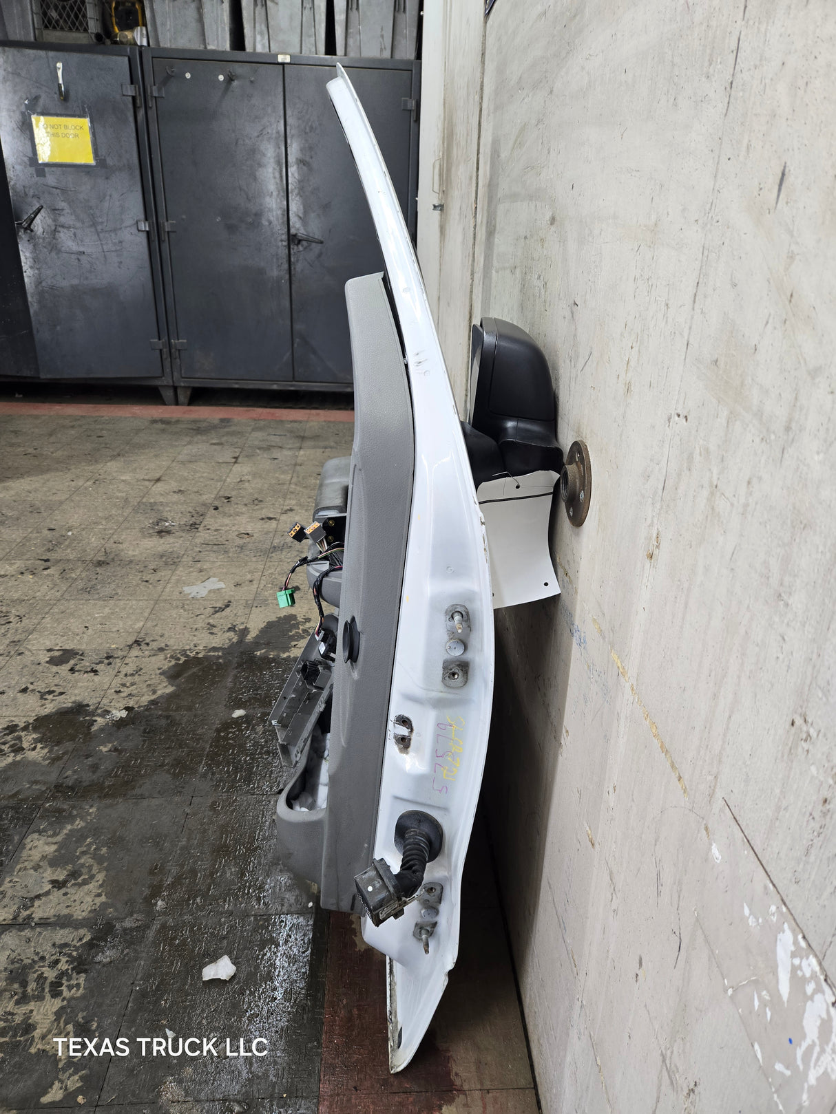 2004-2008 Ford F150 LH Driver Front CREW Cab Door