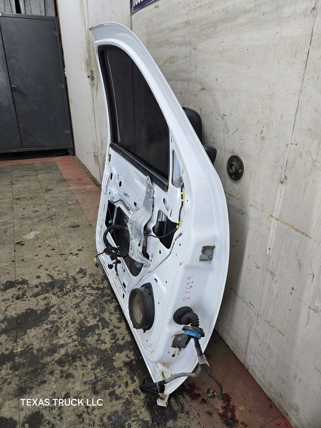 2007-2013 Chevrolet Silverado / GMC Sierra 1500 2500 3500 HD LH Front Driver Side Door