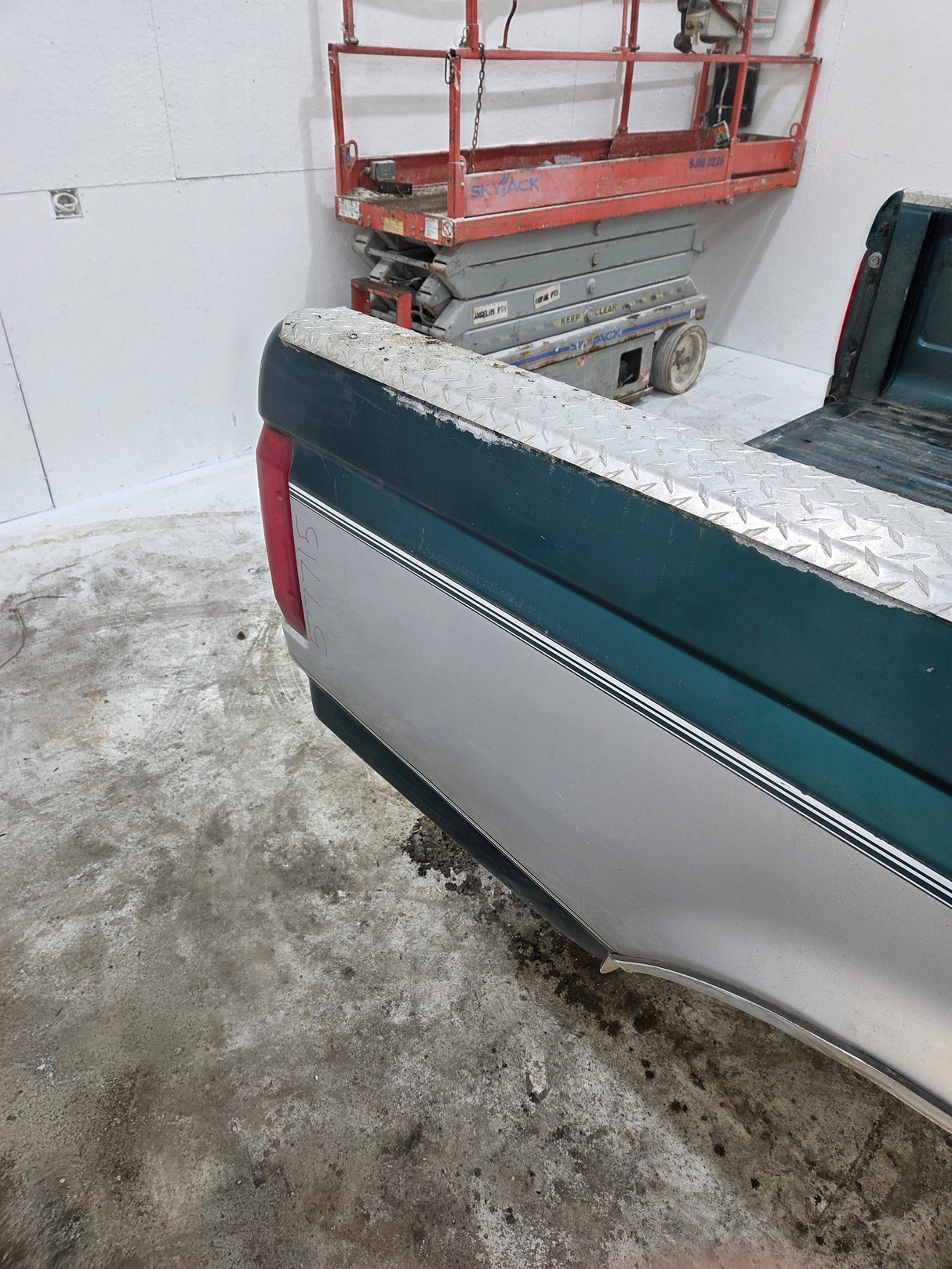 1987-1997 Ford F150 F250 F350 OBS 6' 9" Short Truck Bed