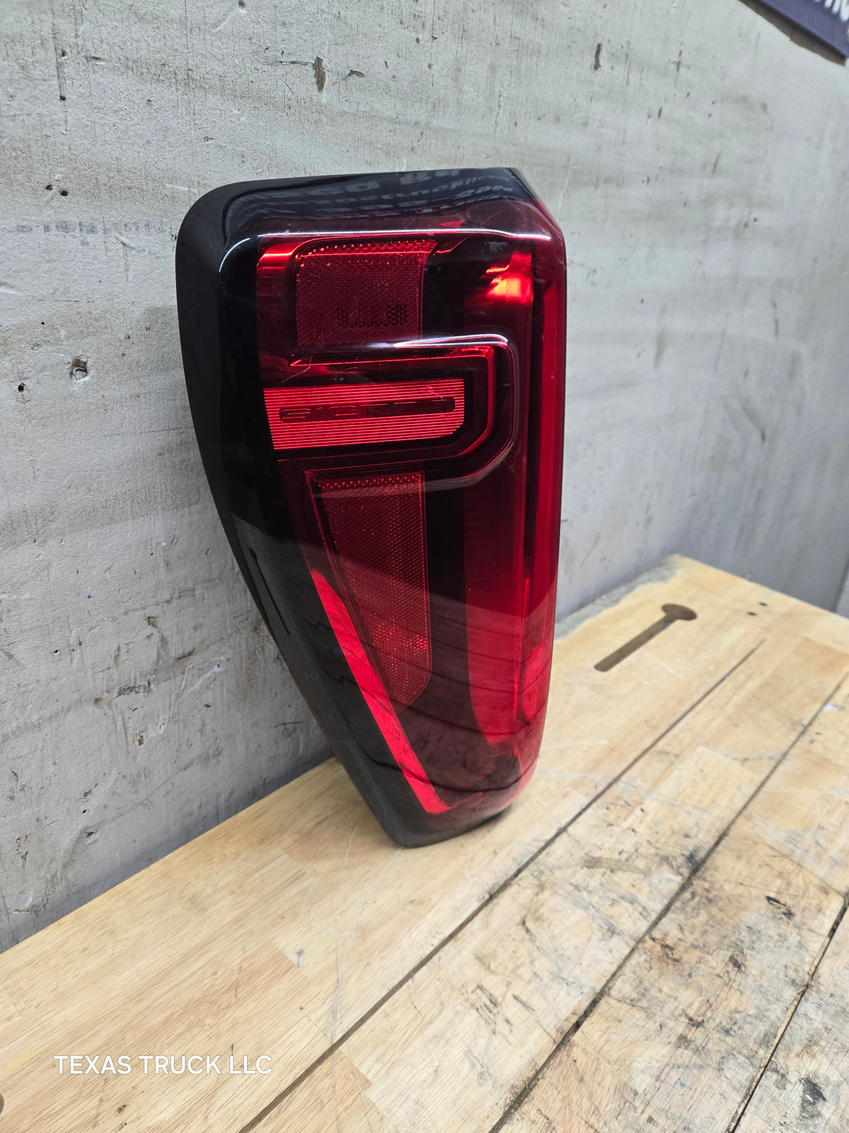 2019-2025 GMC Sierra 1500 2500 3500 HD LH Driver Side Tail Light 84760017