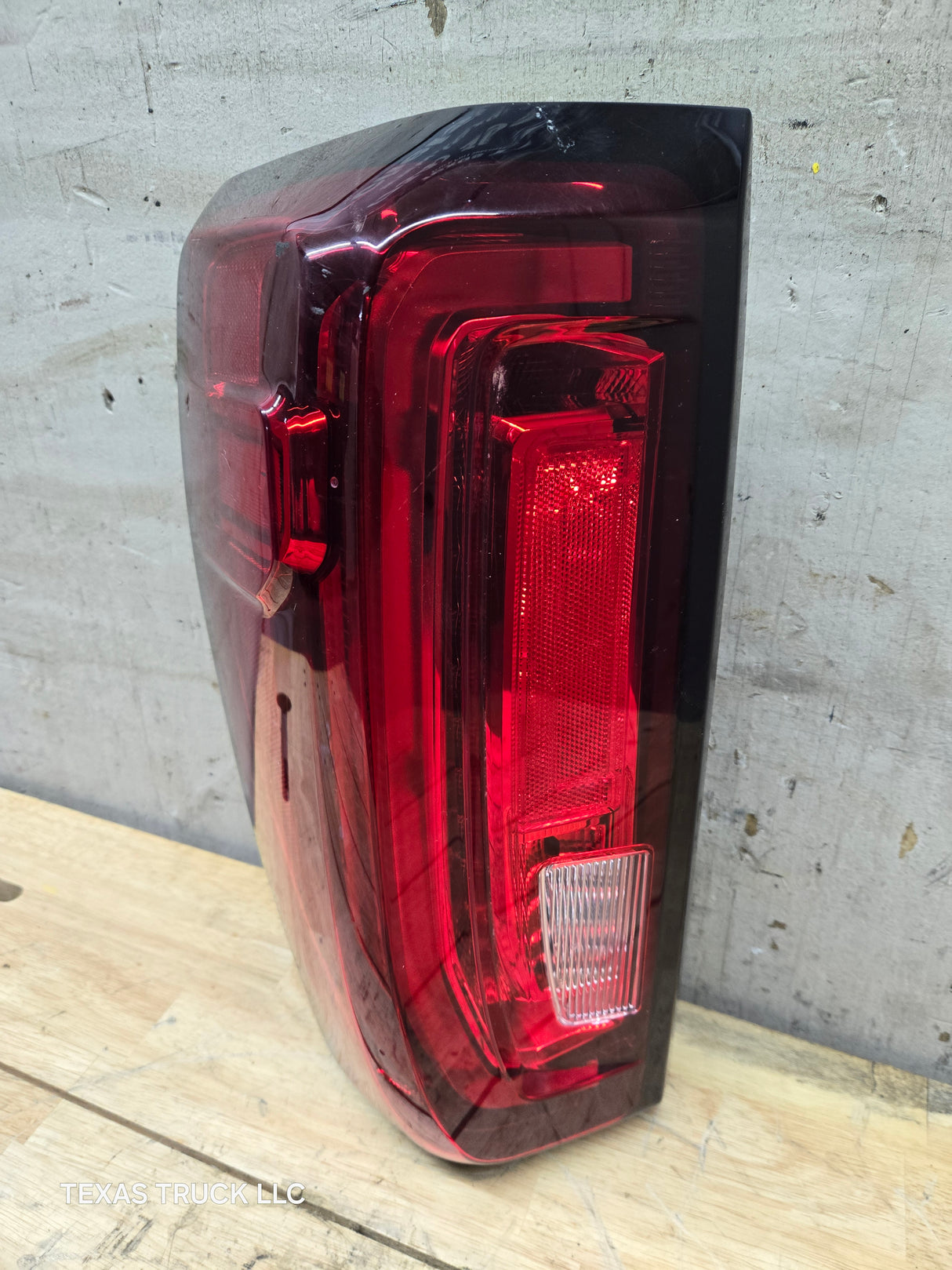 2019-2025 GMC Sierra 1500 2500 3500 HD LH Driver Side Tail Light 84760017