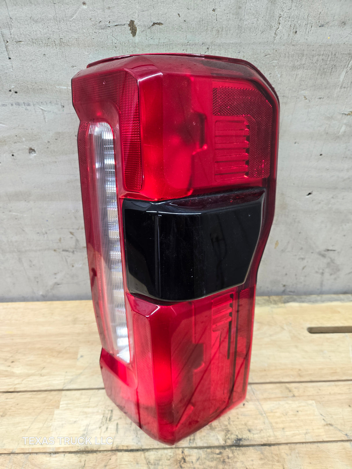 2023-2026 Ford Super Duty F250 F350 RH Incandescent Passenger Side Tail Light With Bliss PC3B-13B504-BH