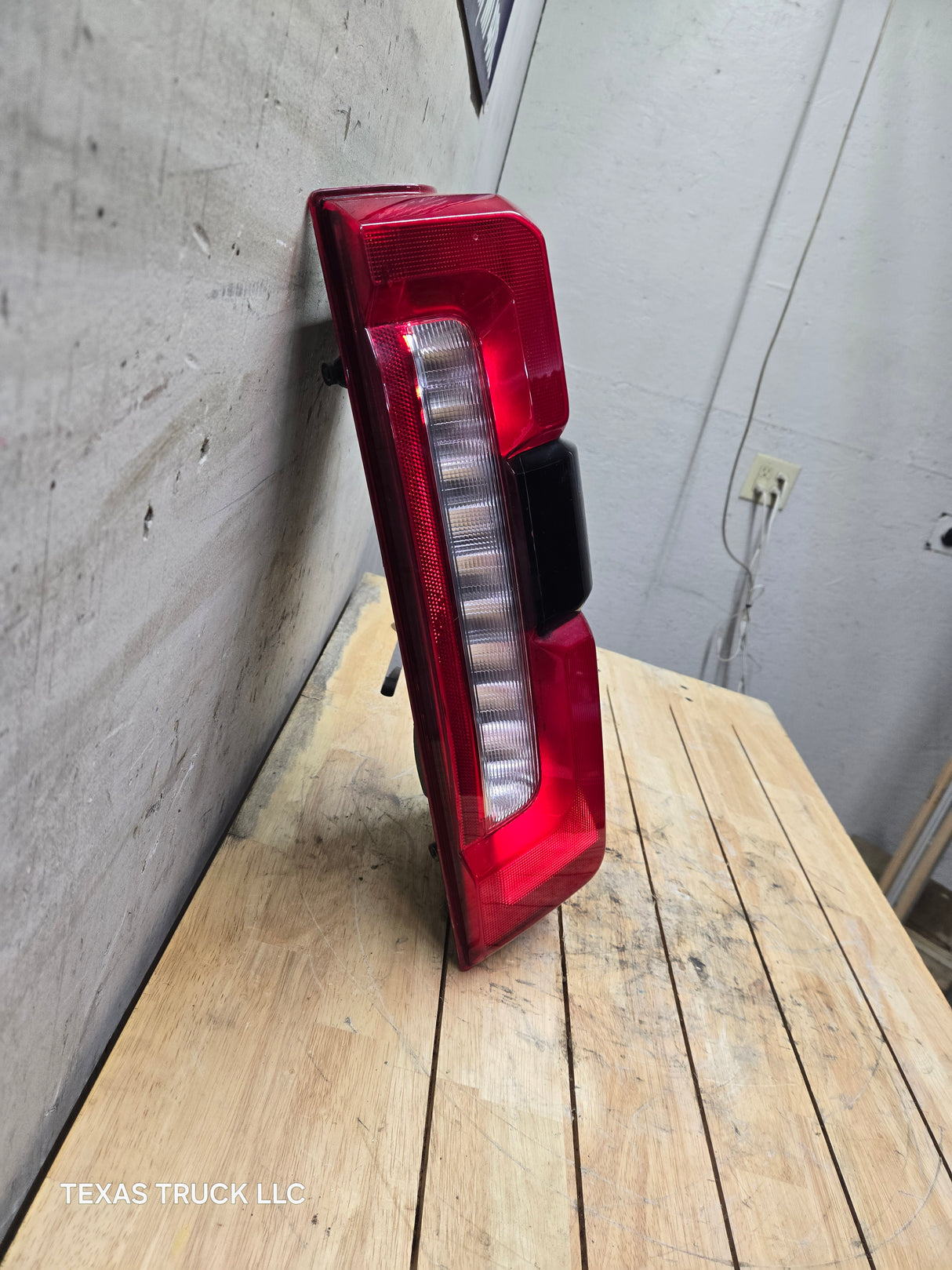 2023-2026 Ford Super Duty F250 F350 RH Incandescent Passenger Side Tail Light With Bliss PC3B-13B504-BH