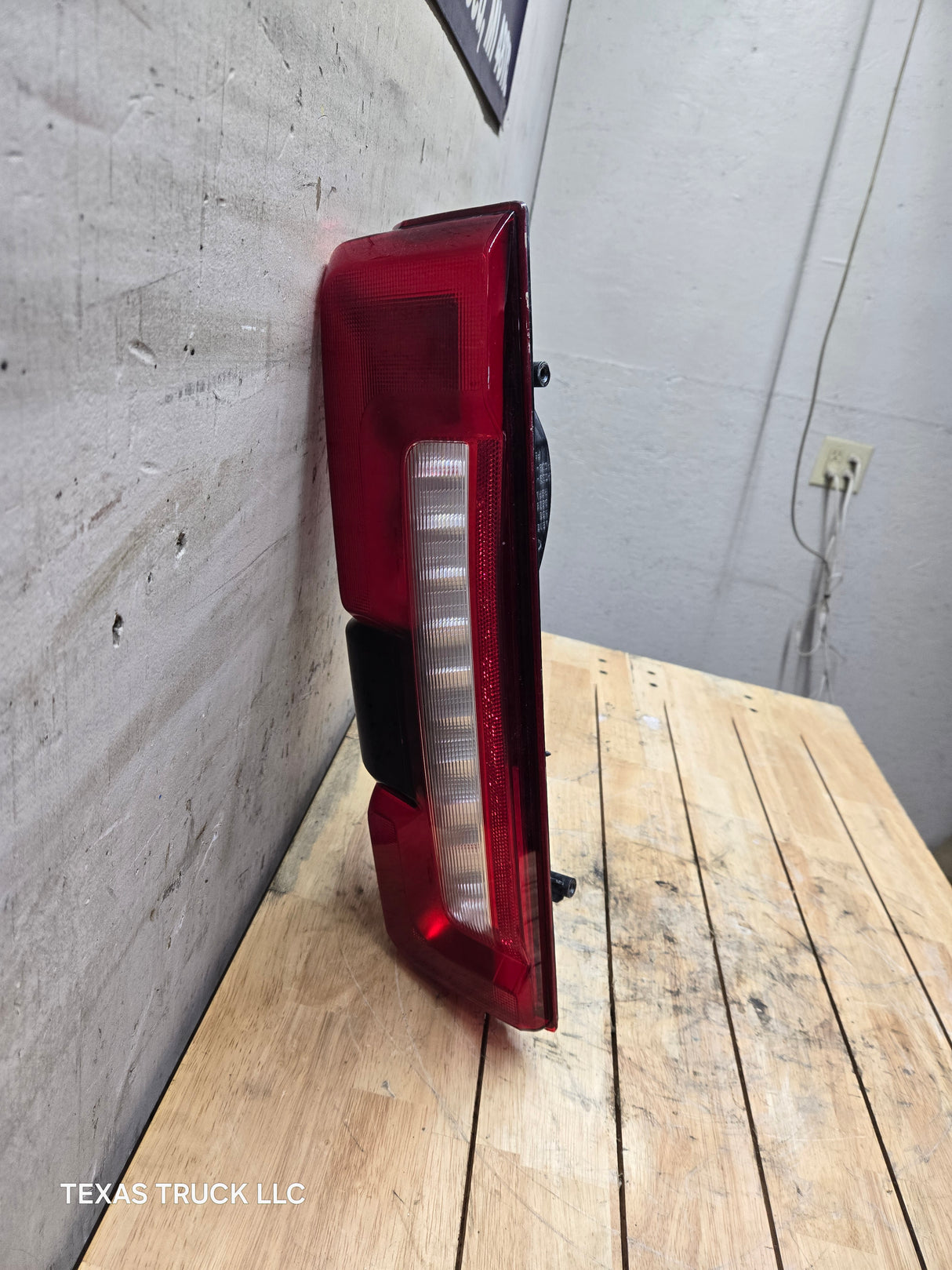 2023-2026 Ford Super Duty F250 F350 RH Incandescent Passenger Side Tail Light With Bliss PC3B-13B504-BH