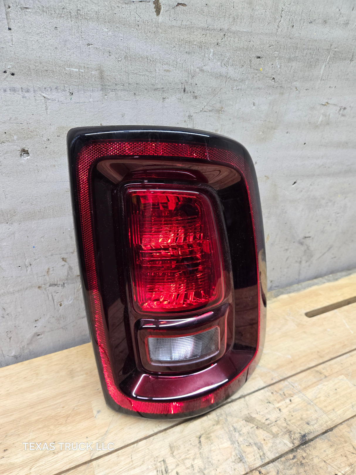 2025-2026 5th Gen Dodge Ram 2500 3500 RH Passenger Side Tail Light 68592554AA