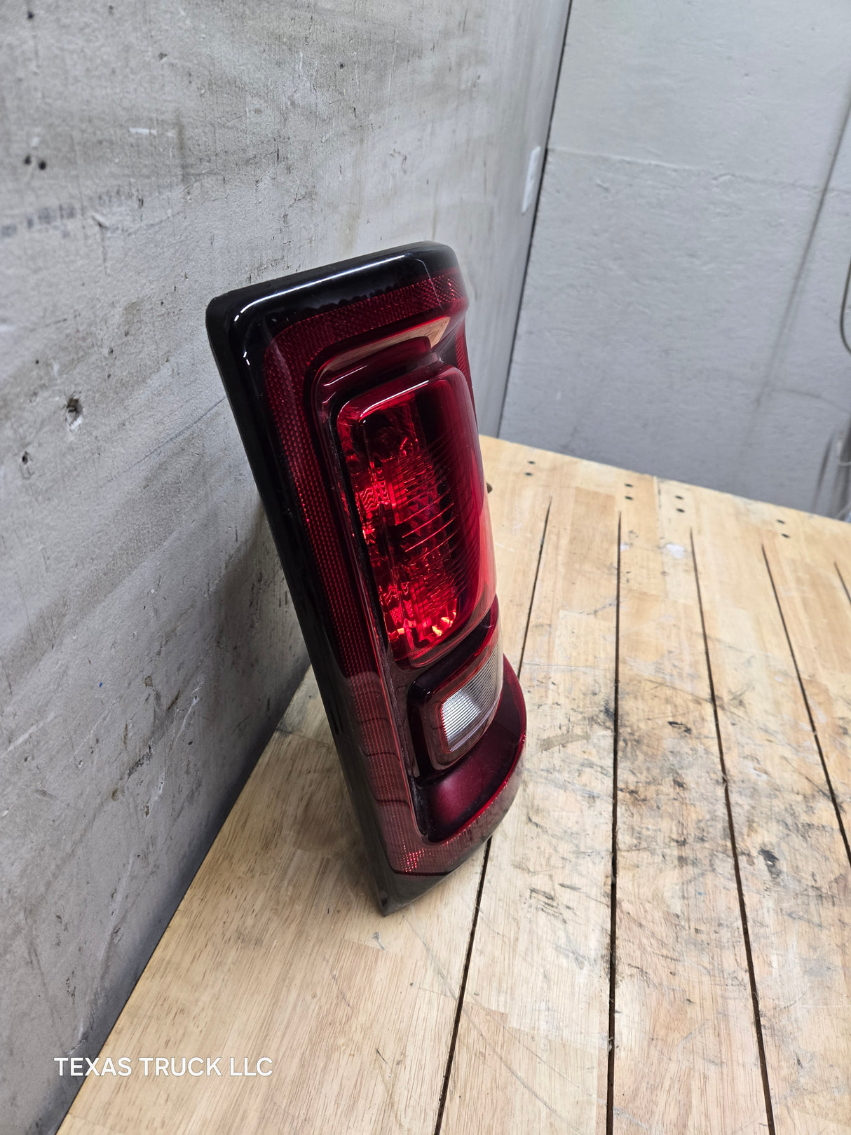 2025-2026 5th Gen Dodge Ram 2500 3500 RH Passenger Side Tail Light 68592554AA