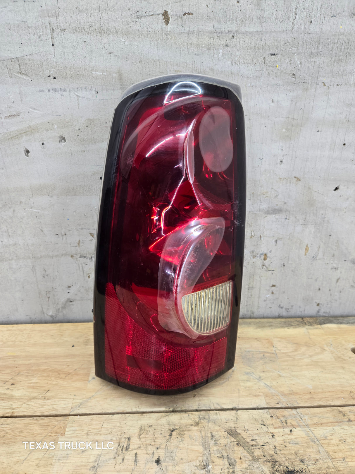 2003-2007 Chevrolet Silverado 1500 2500 3500 HD LH Driver Side Tail Light