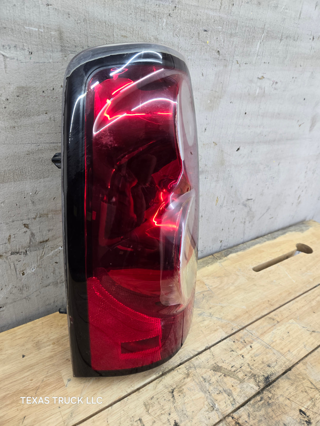 2003-2007 Chevrolet Silverado 1500 2500 3500 HD LH Driver Side Tail Light