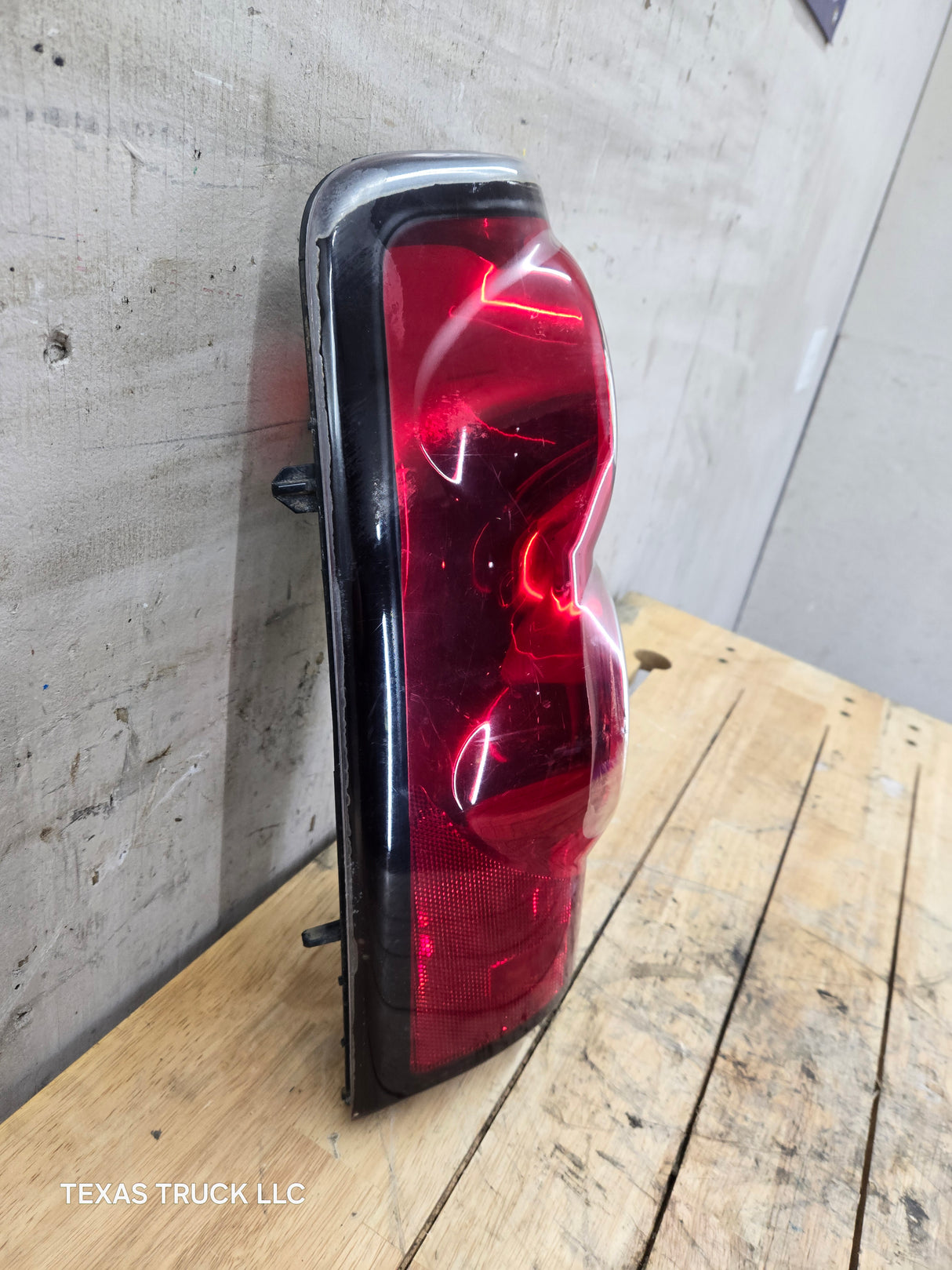 2003-2007 Chevrolet Silverado 1500 2500 3500 HD LH Driver Side Tail Light